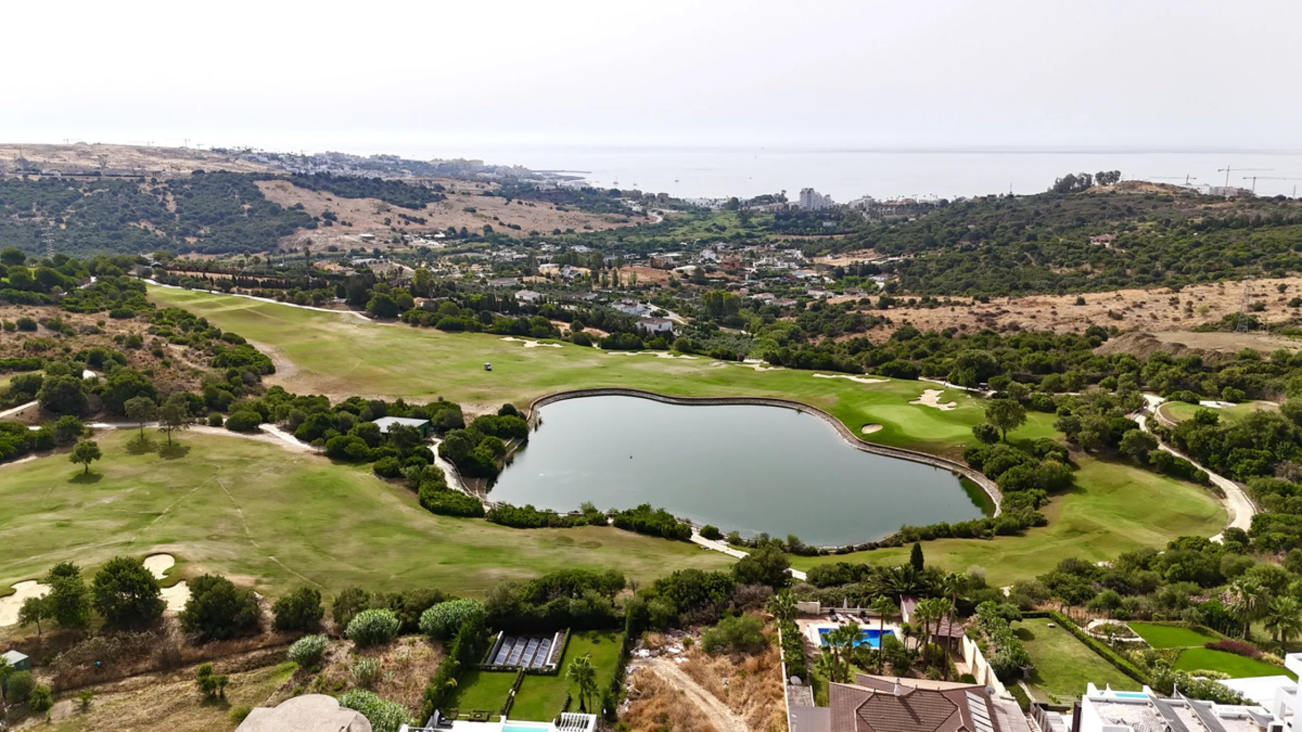 We present a magnificent plot of 800 sqm located just 5 minutes from the center of Estepona, in a quiet and privileged area surrounded by nature and golf courses. With the possibility of building a villa of up to 350 m² on two floors, this property is ide