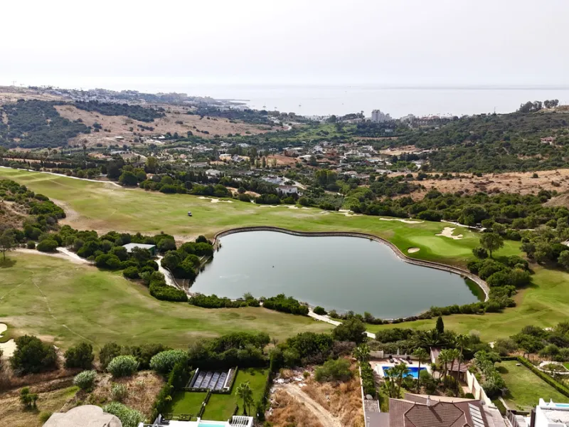 We present a magnificent plot of 800 sqm located just 5 minutes from the center of Estepona, in a quiet and privileged area surrounded by nature and golf courses. With the possibility of building a villa of up to 350 m² on two floors, this property is ide