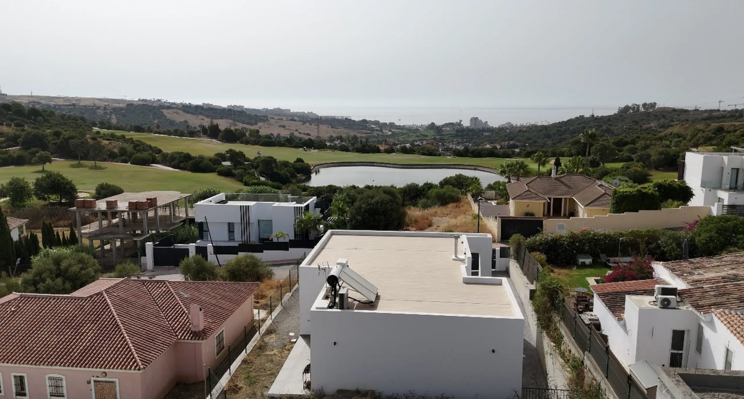 We present a magnificent plot of 800 sqm located just 5 minutes from the center of Estepona, in a quiet and privileged area surrounded by nature and golf courses. With the possibility of building a villa of up to 350 m² on two floors, this property is ide