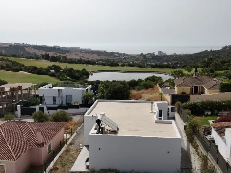 We present a magnificent plot of 800 sqm located just 5 minutes from the center of Estepona, in a quiet and privileged area surrounded by nature and golf courses. With the possibility of building a villa of up to 350 m² on two floors, this property is ide
