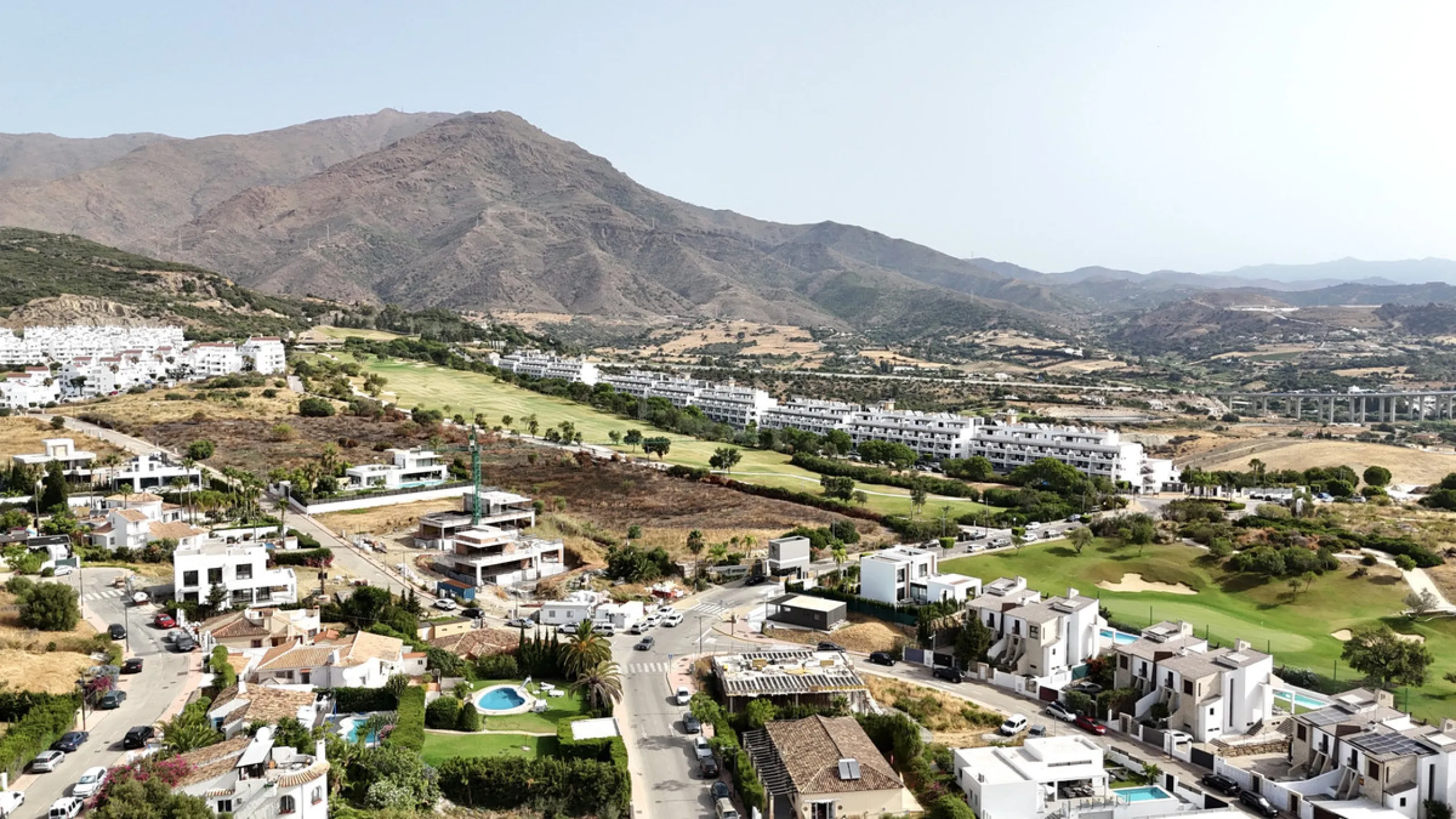 We present a magnificent plot of 800 sqm located just 5 minutes from the center of Estepona, in a quiet and privileged area surrounded by nature and golf courses. With the possibility of building a villa of up to 350 m² on two floors, this property is ide
