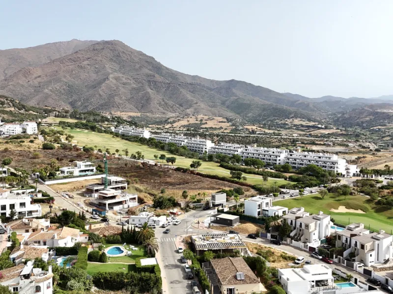 We present a magnificent plot of 800 sqm located just 5 minutes from the center of Estepona, in a quiet and privileged area surrounded by nature and golf courses. With the possibility of building a villa of up to 350 m² on two floors, this property is ide