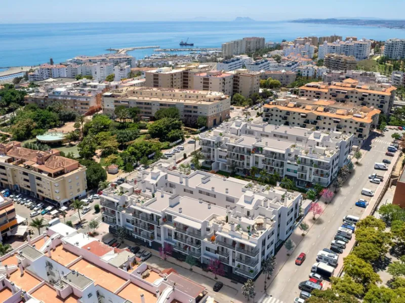 IMPORTANT: This is a RESALE UNIT. In one of the best new complexes in Estepona Town.