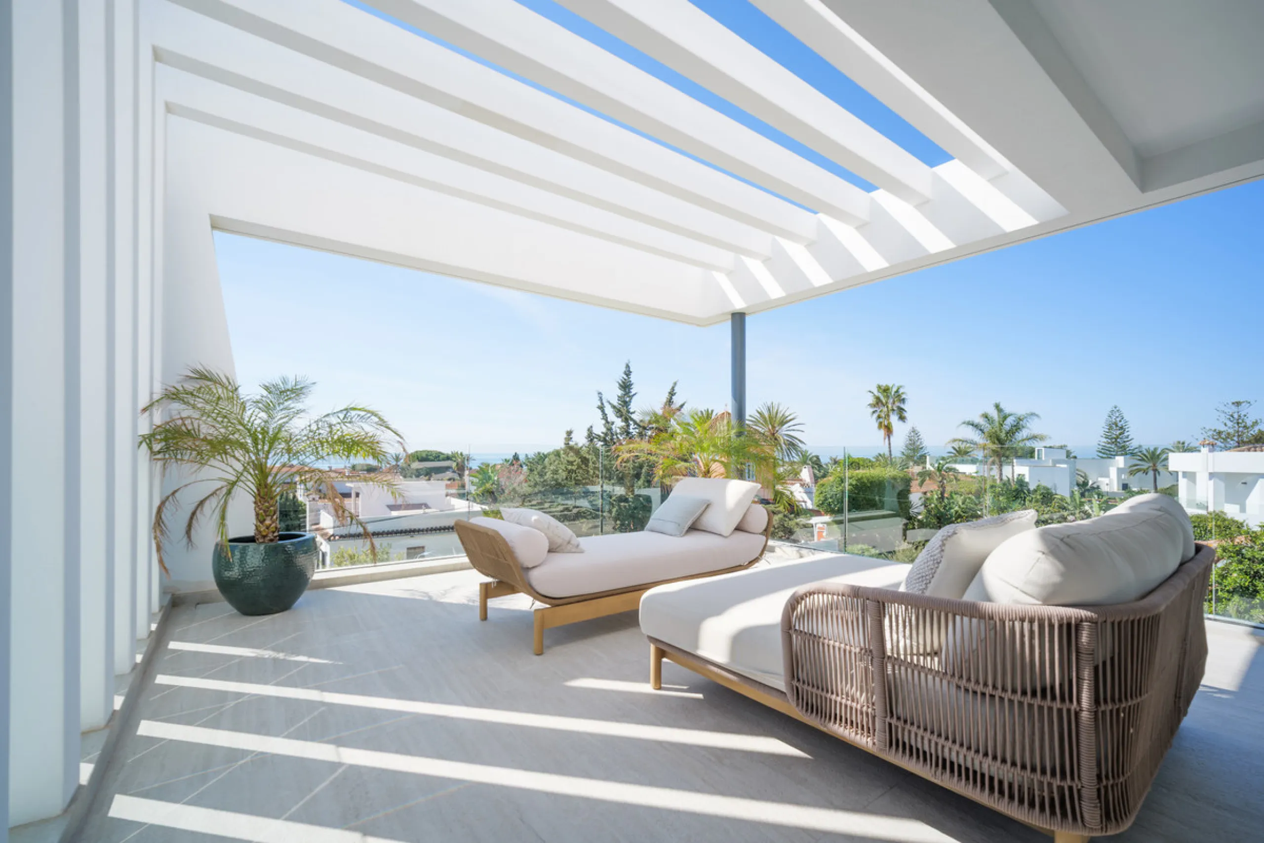 House - Detached Villa в продаже в Marbella, Málaga. В доме 4 спален и 5 ванных комнат. Площадь дома 417 м². Площадь участка 640 м²