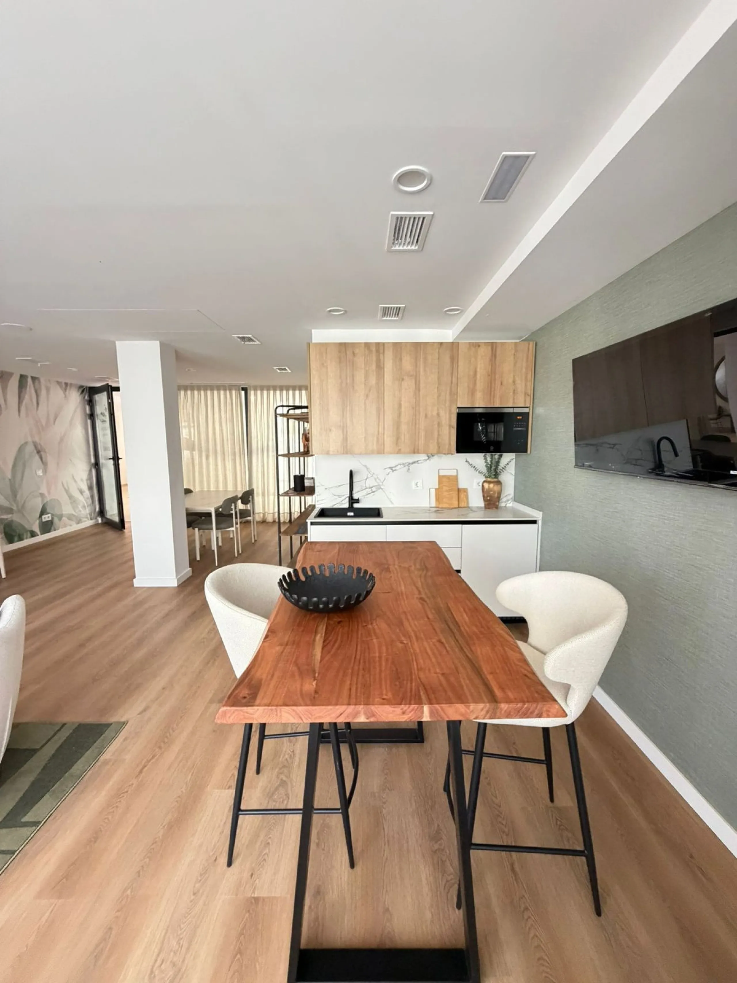 IMPORTANT: This is a RESALE UNIT. In one of the best new complexes in Estepona Town.