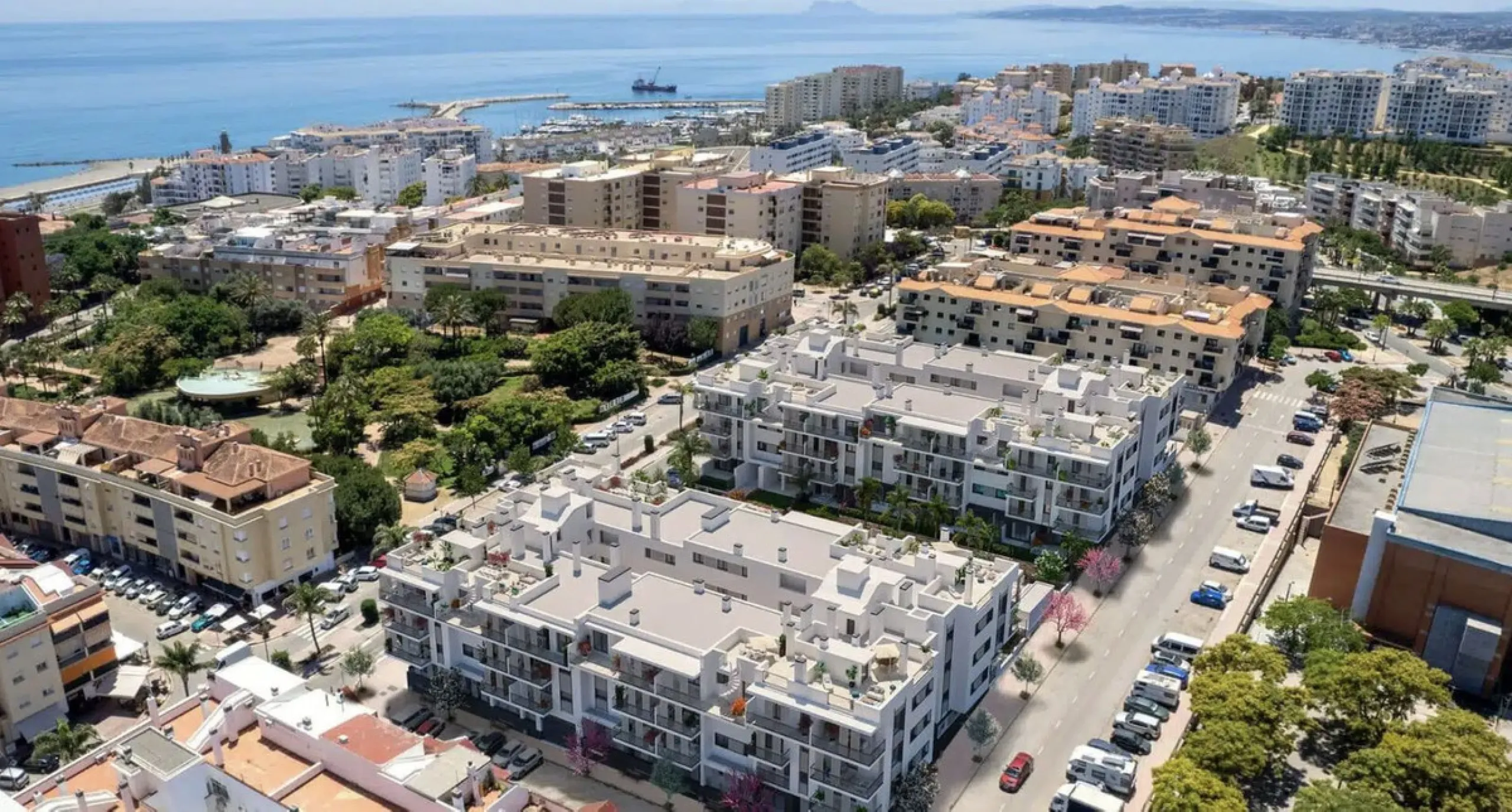 IMPORTANT: This is a RESALE UNIT. In one of the best new complexes in Estepona Town.