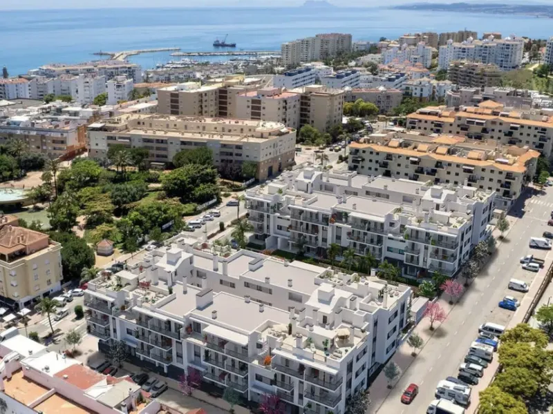 IMPORTANT: This is a RESALE UNIT. In one of the best new complexes in Estepona Town.
