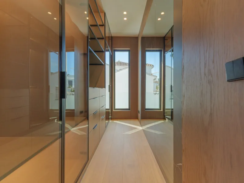 House - Detached Villa в продаже в Marbella, Málaga. В доме 4 спален и 5 ванных комнат. Площадь дома 417 м². Площадь участка 640 м²