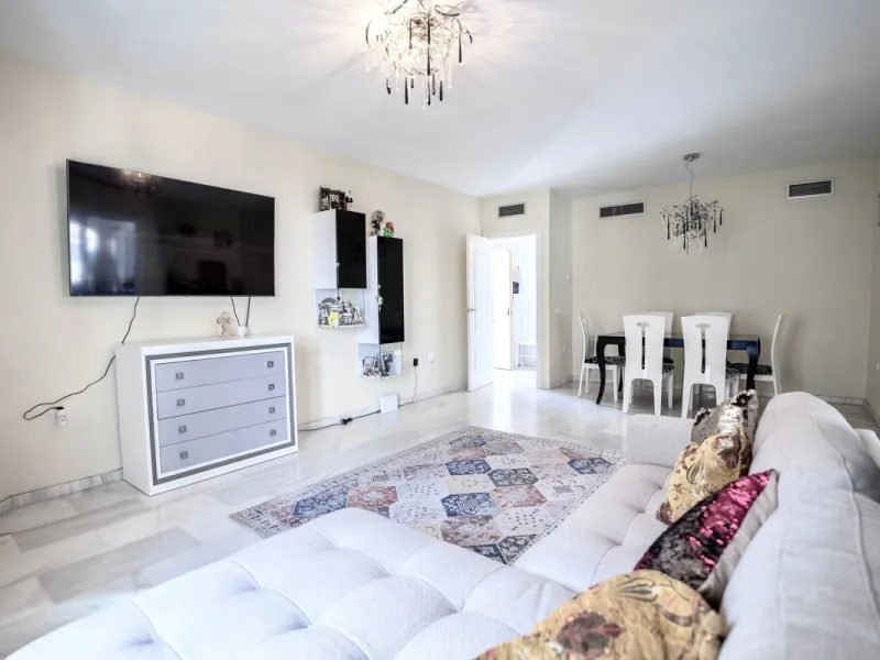 This 2-bedroom, 2-bathroom furnished apartment is located in the well-known residential area of Los Naranjos, within a secure gated complex surrounded by beautiful communal gardens and a large swimming pool.