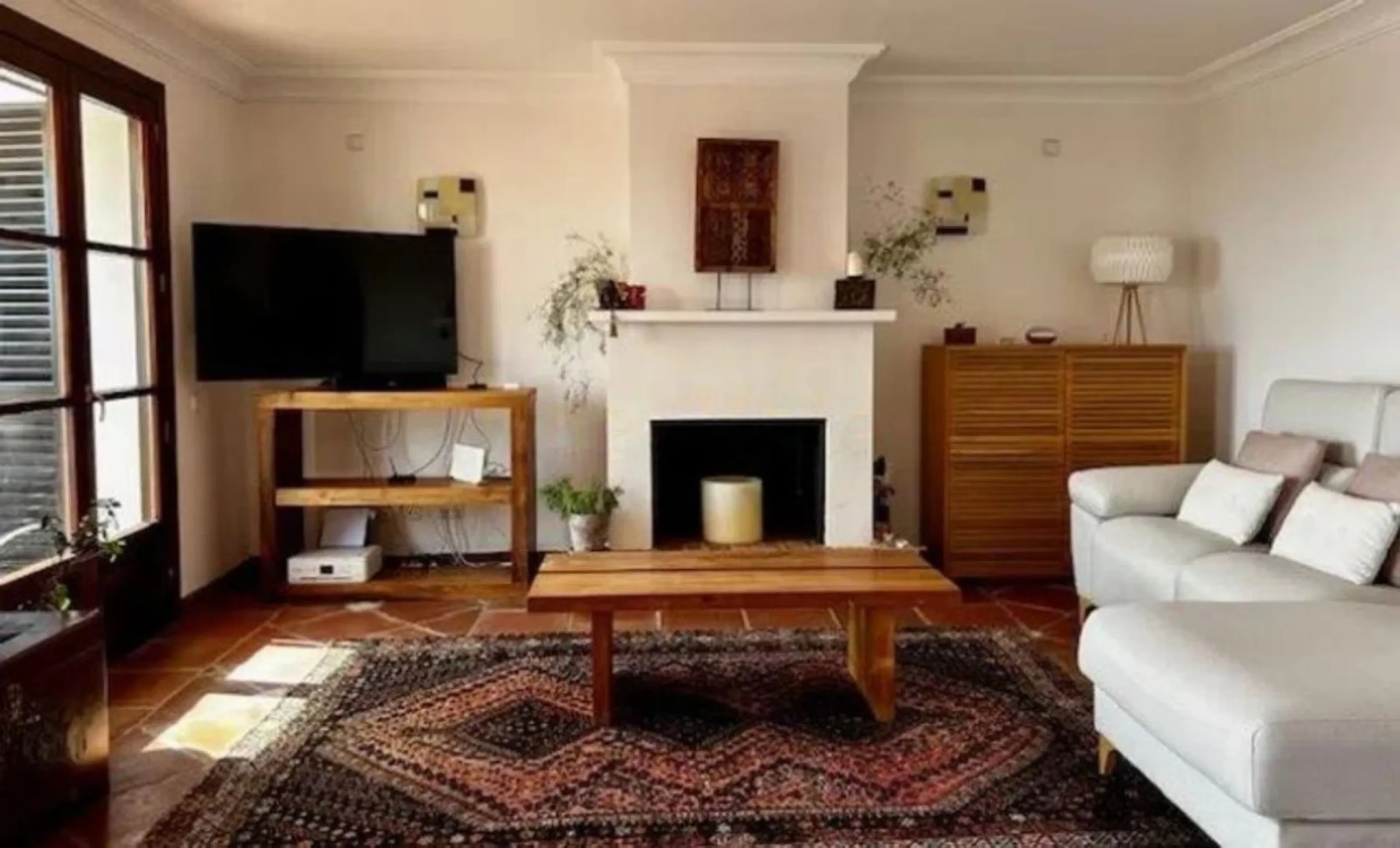 This semi-detached, south-facing townhouse with abundant natural light spans 184 square meters and includes a garage and storage.
