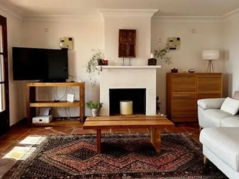 This semi-detached, south-facing townhouse with abundant natural light spans 184 square meters and includes a garage and storage.