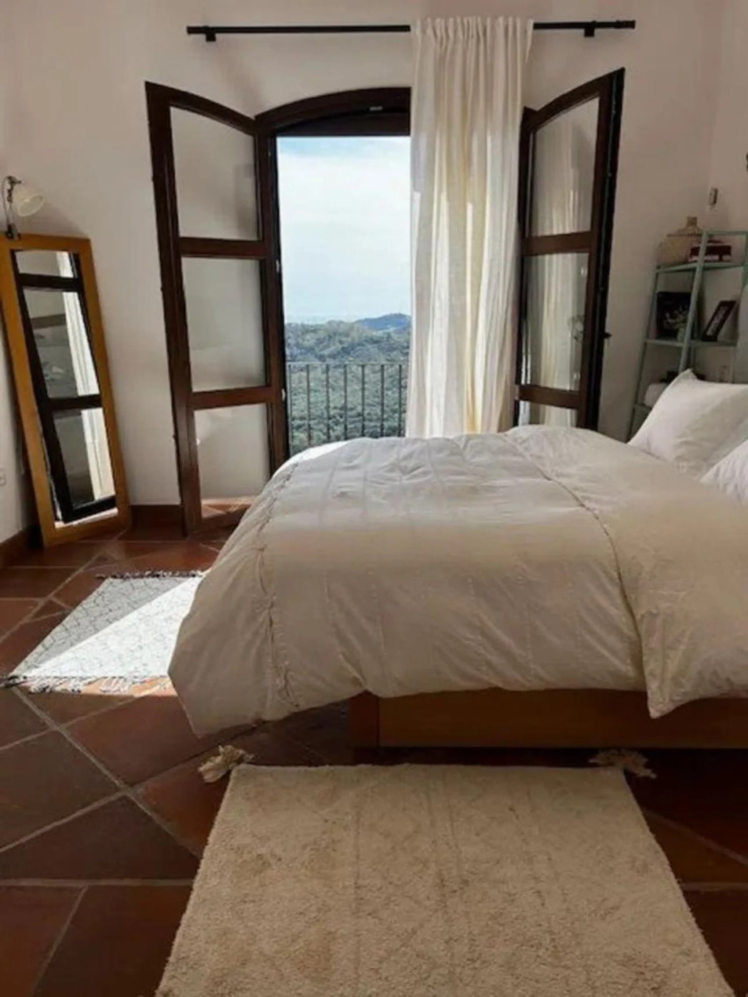 This semi-detached, south-facing townhouse with abundant natural light spans 184 square meters and includes a garage and storage.