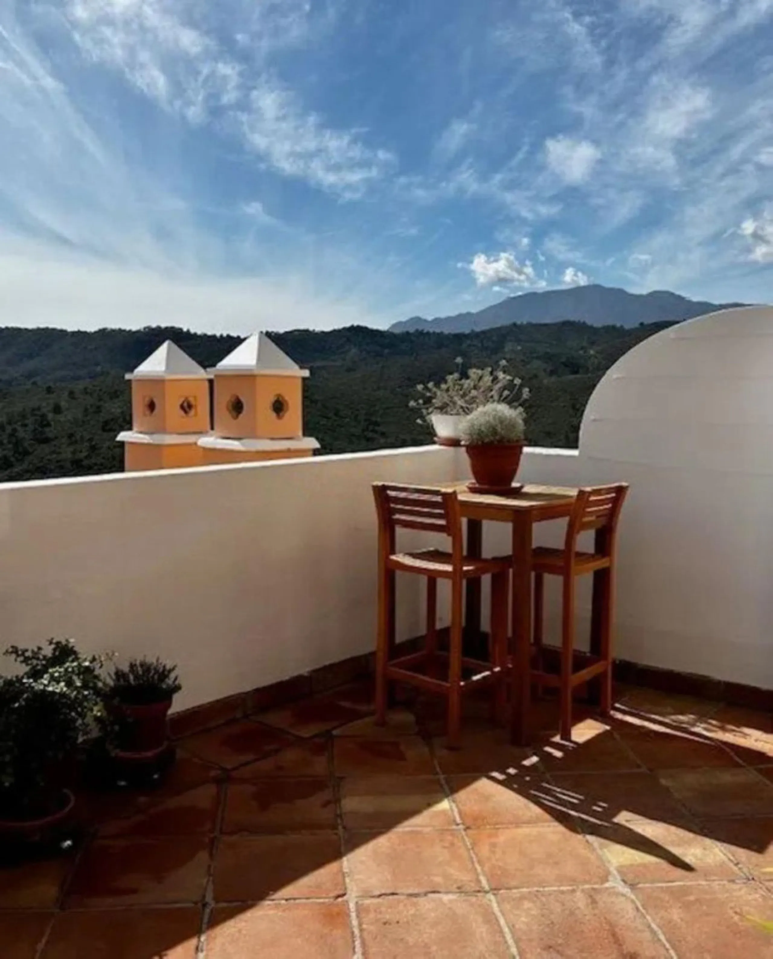 This semi-detached, south-facing townhouse with abundant natural light spans 184 square meters and includes a garage and storage.