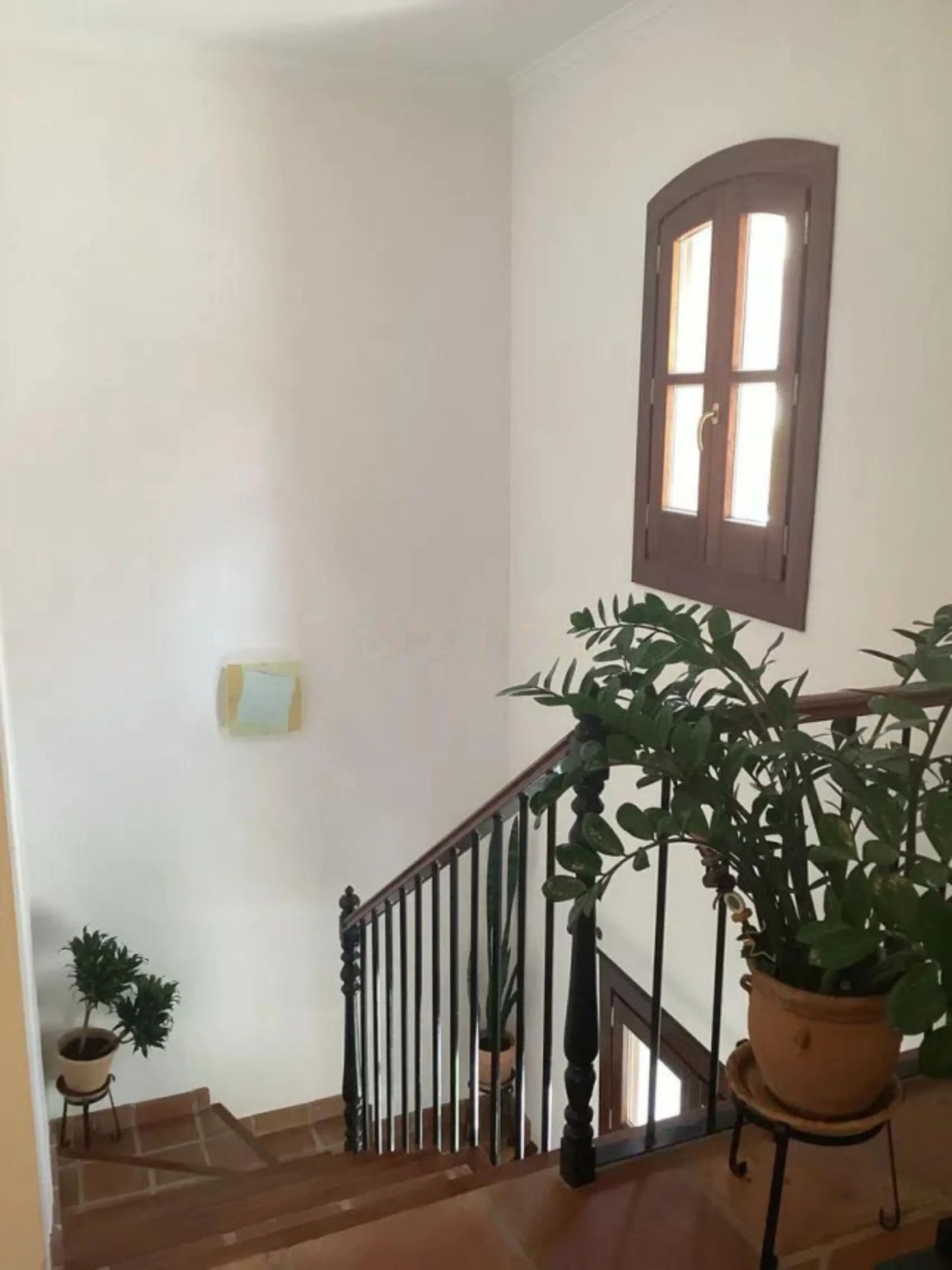 This semi-detached, south-facing townhouse with abundant natural light spans 184 square meters and includes a garage and storage.