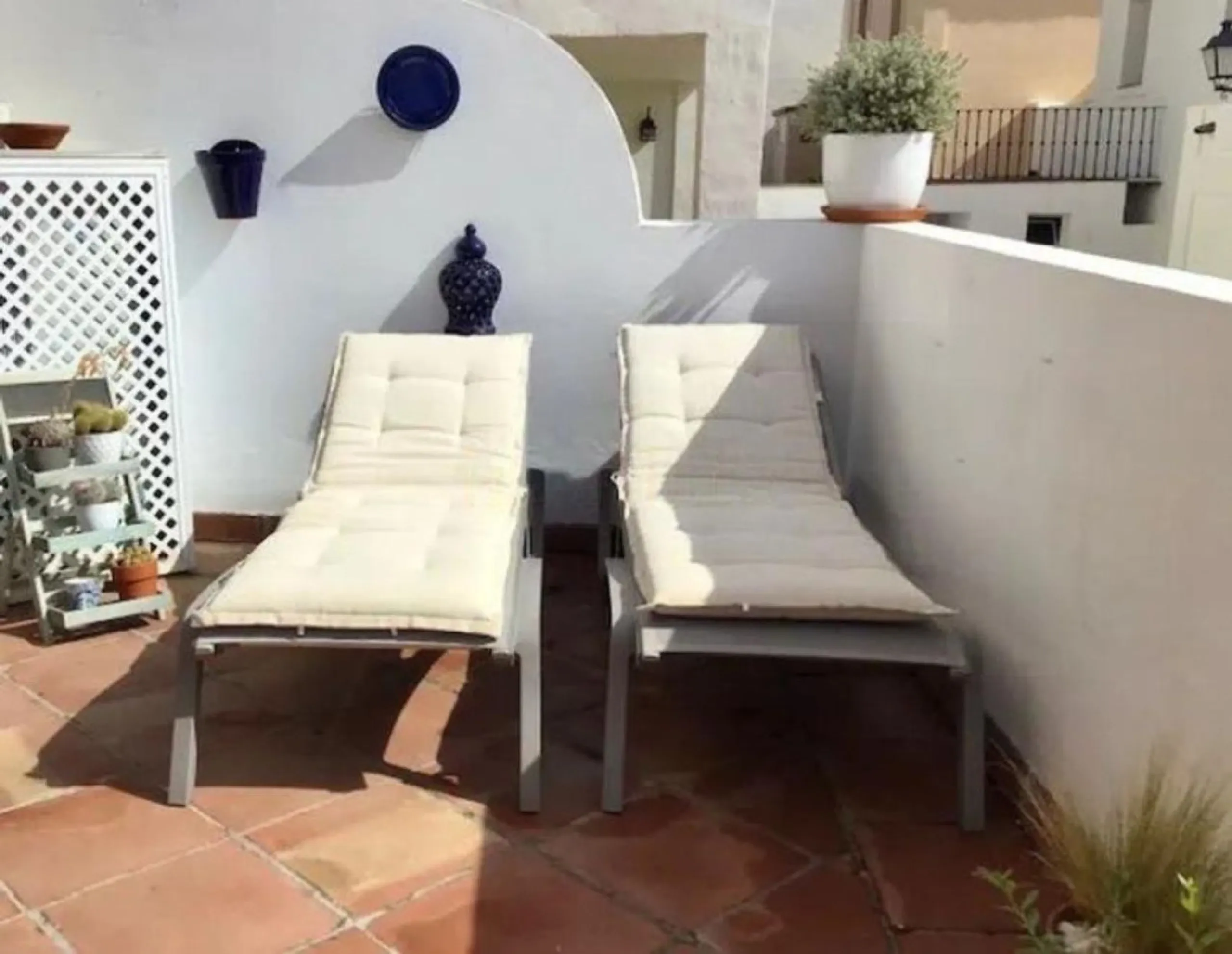 This semi-detached, south-facing townhouse with abundant natural light spans 184 square meters and includes a garage and storage.