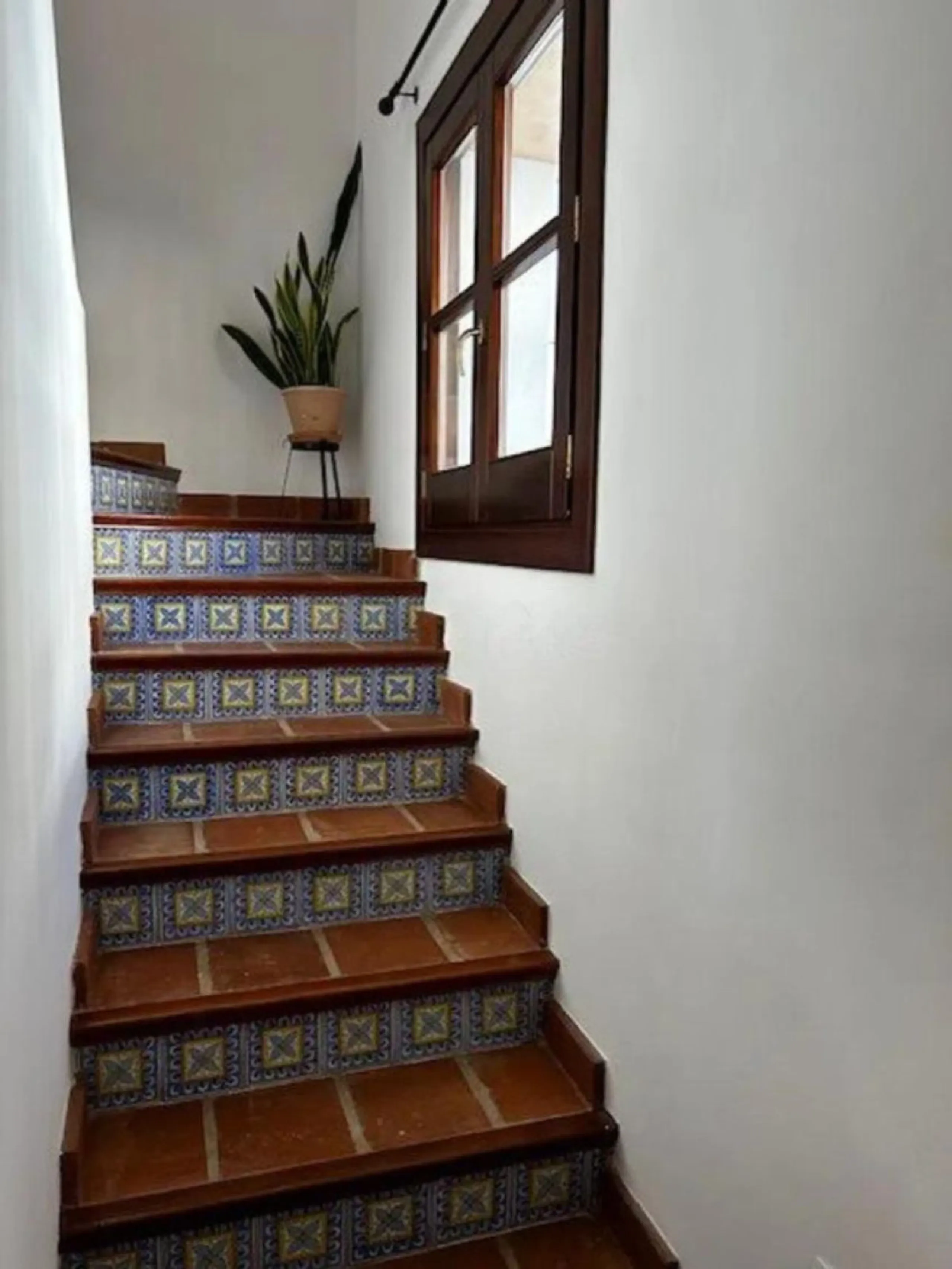 This semi-detached, south-facing townhouse with abundant natural light spans 184 square meters and includes a garage and storage.
