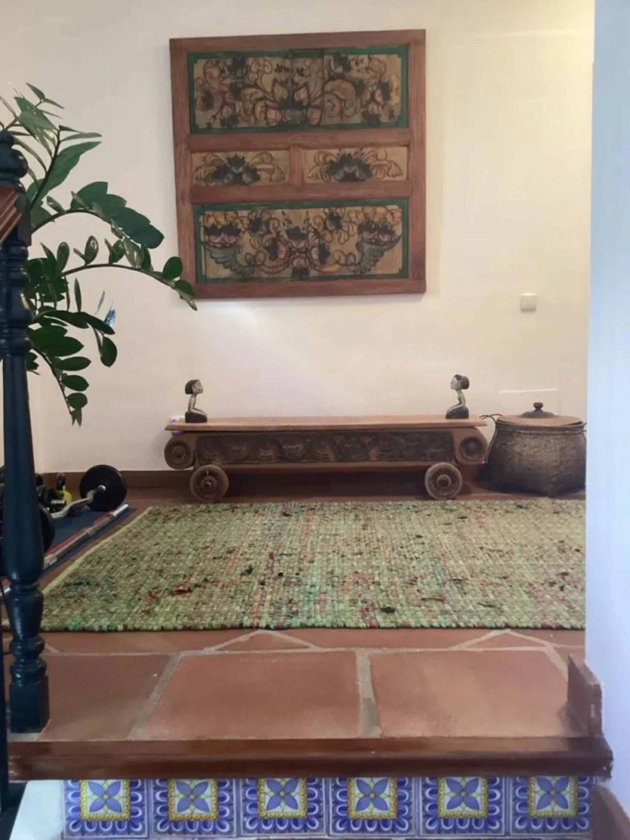 This semi-detached, south-facing townhouse with abundant natural light spans 184 square meters and includes a garage and storage.
