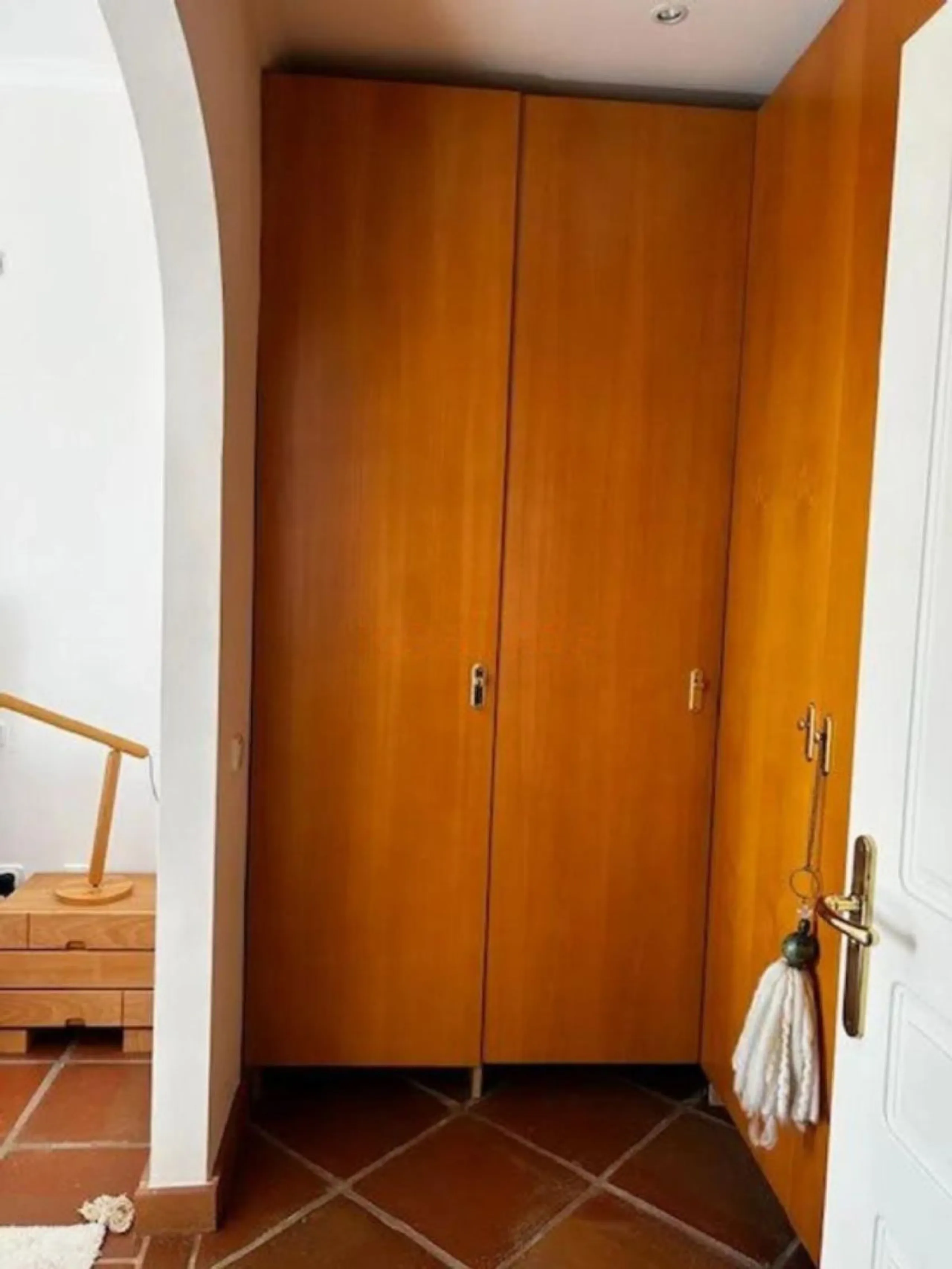 This semi-detached, south-facing townhouse with abundant natural light spans 184 square meters and includes a garage and storage.