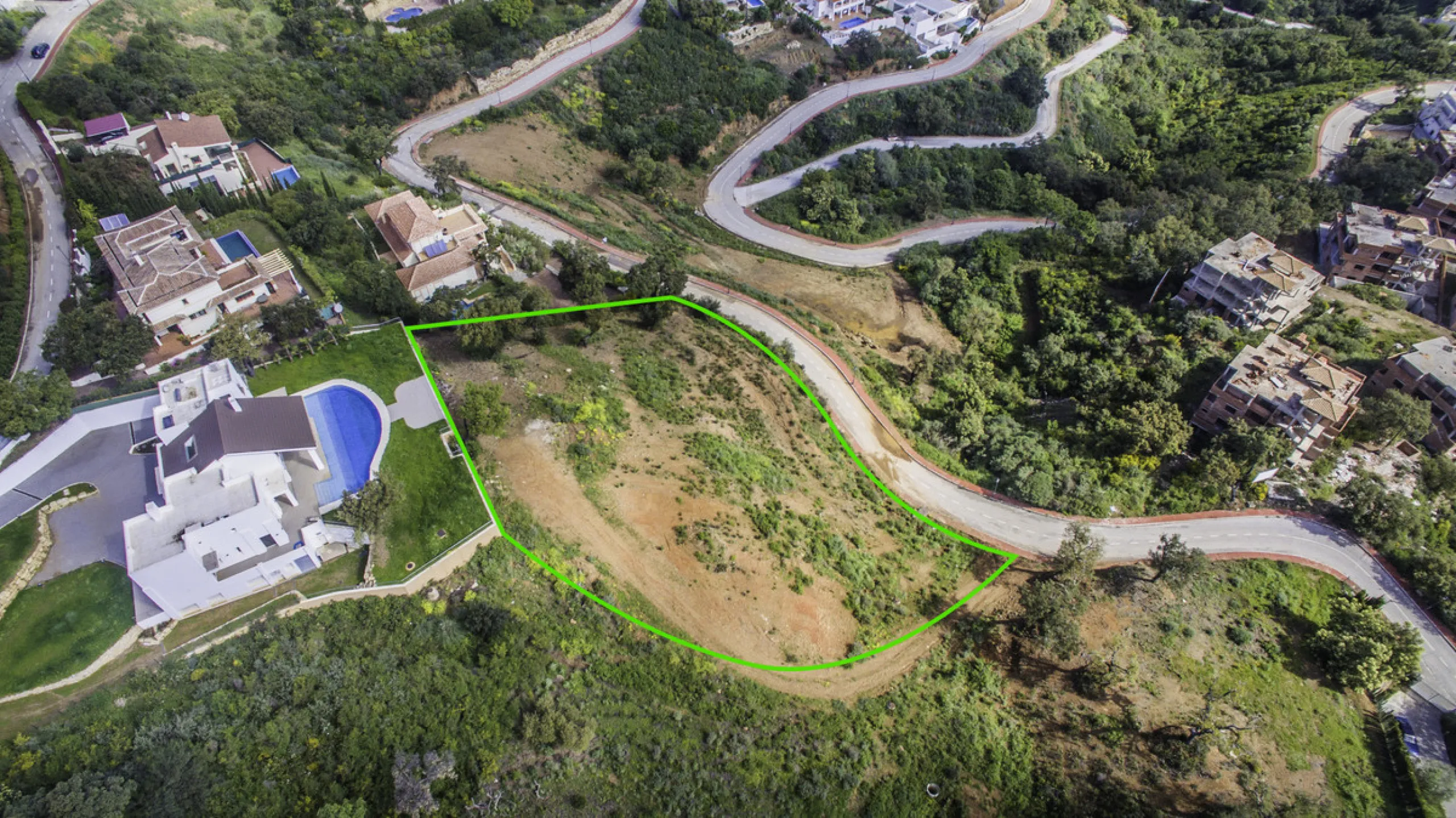 Set within the lush, green hills of La Mairena just 7 minutes from Marbella's finest beaches, this stunning detached villa is the perfect blend of modern design, peaceful surroundings, and panoramic views. Boasting a generous 553m² of built space and set 