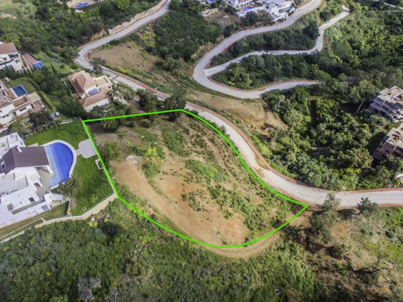 Set within the lush, green hills of La Mairena just 7 minutes from Marbella's finest beaches, this stunning detached villa is the perfect blend of modern design, peaceful surroundings, and panoramic views. Boasting a generous 553m² of built space and set 