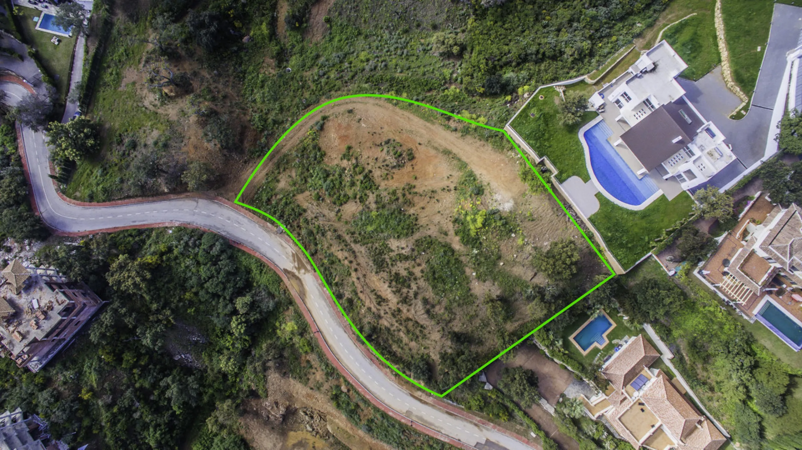 Set within the lush, green hills of La Mairena just 7 minutes from Marbella's finest beaches, this stunning detached villa is the perfect blend of modern design, peaceful surroundings, and panoramic views. Boasting a generous 553m² of built space and set 