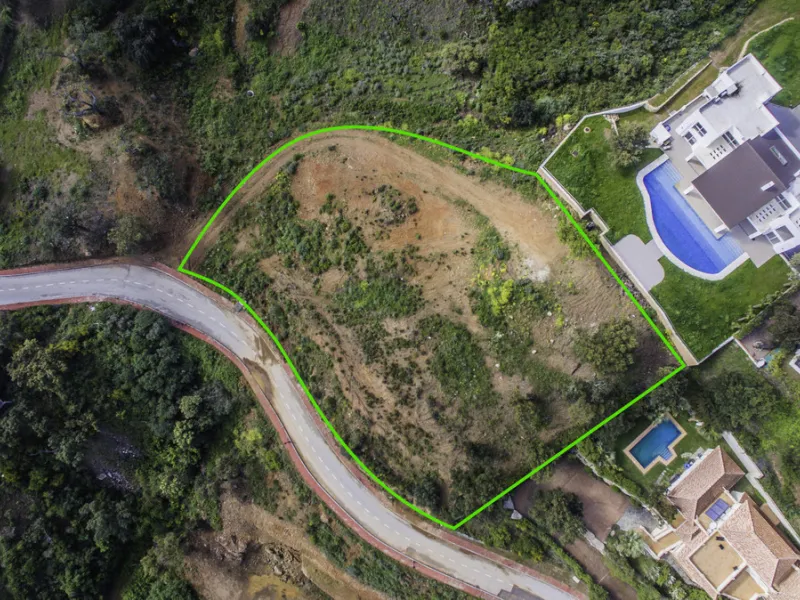 Set within the lush, green hills of La Mairena just 7 minutes from Marbella's finest beaches, this stunning detached villa is the perfect blend of modern design, peaceful surroundings, and panoramic views. Boasting a generous 553m² of built space and set 