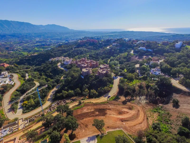 Set within the lush, green hills of La Mairena just 7 minutes from Marbella's finest beaches, this stunning detached villa is the perfect blend of modern design, peaceful surroundings, and panoramic views. Boasting a generous 553m² of built space and set 
