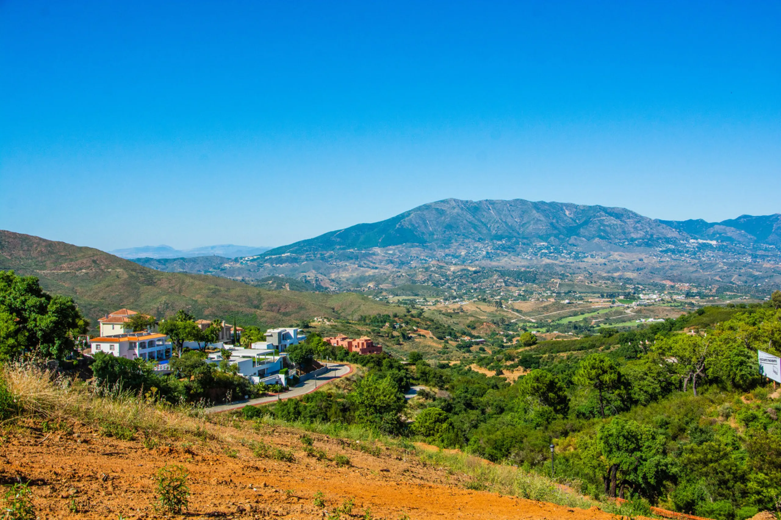 Set within the lush, green hills of La Mairena just 7 minutes from Marbella's finest beaches, this stunning detached villa is the perfect blend of modern design, peaceful surroundings, and panoramic views. Boasting a generous 553m² of built space and set 