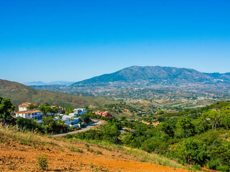 Set within the lush, green hills of La Mairena just 7 minutes from Marbella's finest beaches, this stunning detached villa is the perfect blend of modern design, peaceful surroundings, and panoramic views. Boasting a generous 553m² of built space and set 