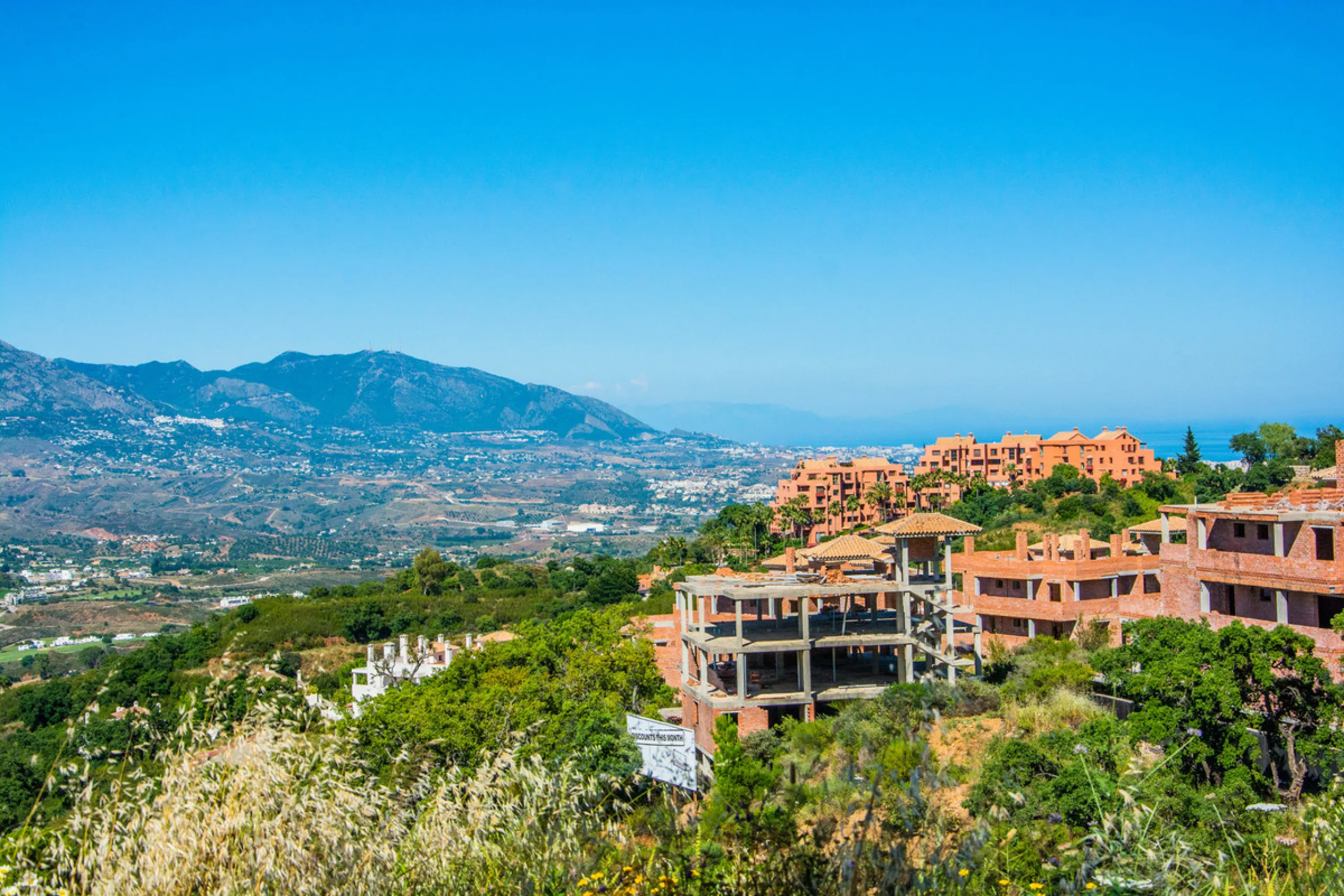Set within the lush, green hills of La Mairena just 7 minutes from Marbella's finest beaches, this stunning detached villa is the perfect blend of modern design, peaceful surroundings, and panoramic views. Boasting a generous 553m² of built space and set 