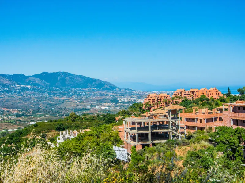 Set within the lush, green hills of La Mairena just 7 minutes from Marbella's finest beaches, this stunning detached villa is the perfect blend of modern design, peaceful surroundings, and panoramic views. Boasting a generous 553m² of built space and set 