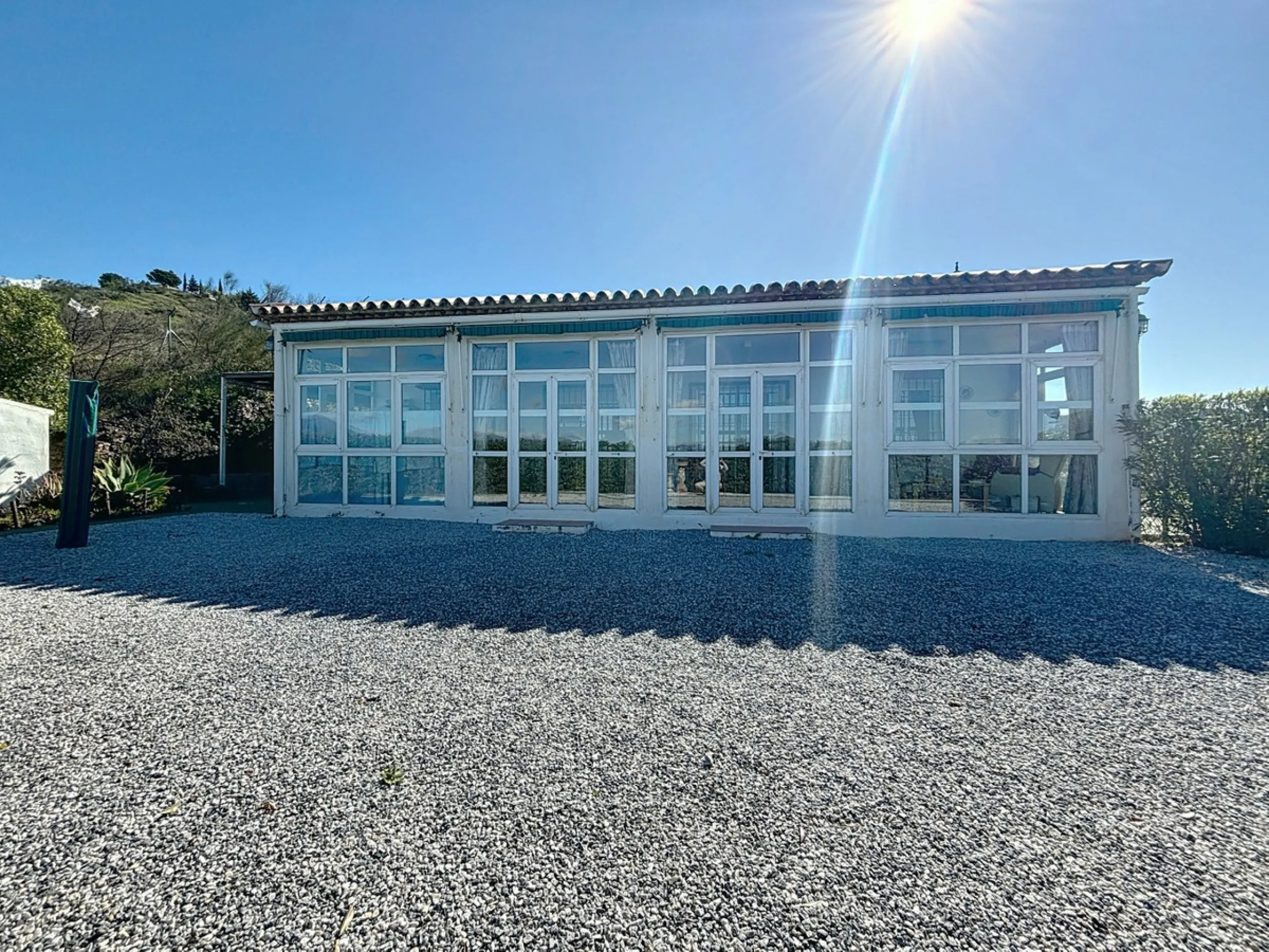 Nestled in the gentle hills of Canillas de Aceituno, this inviting chalet is a true retreat for nature lovers, those seeking peace, and families alike. Surrounded by approximately 5,000 m2 of private land, it offers breathtaking panoramic views of the uns