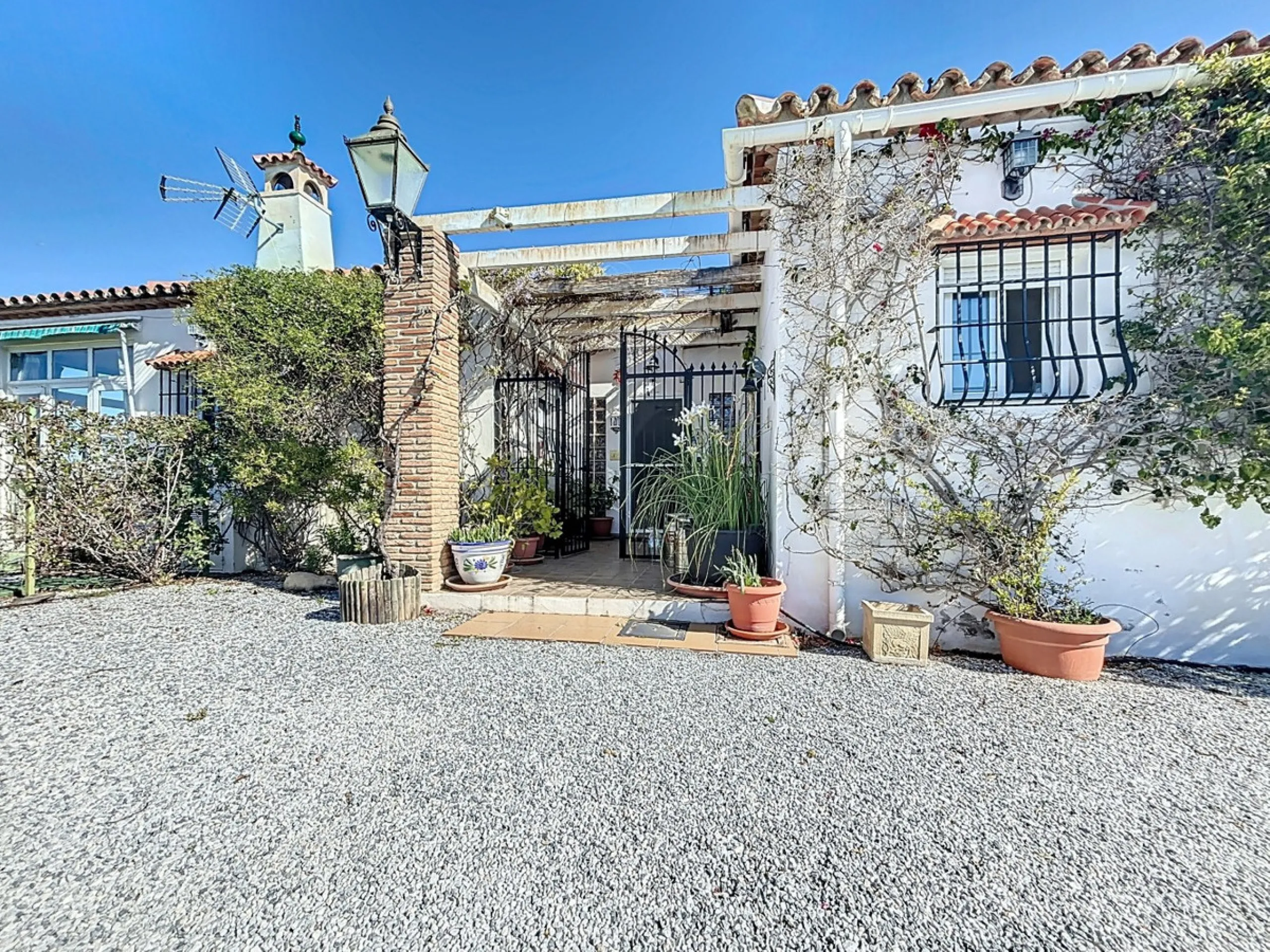 Nestled in the gentle hills of Canillas de Aceituno, this inviting chalet is a true retreat for nature lovers, those seeking peace, and families alike. Surrounded by approximately 5,000 m2 of private land, it offers breathtaking panoramic views of the uns