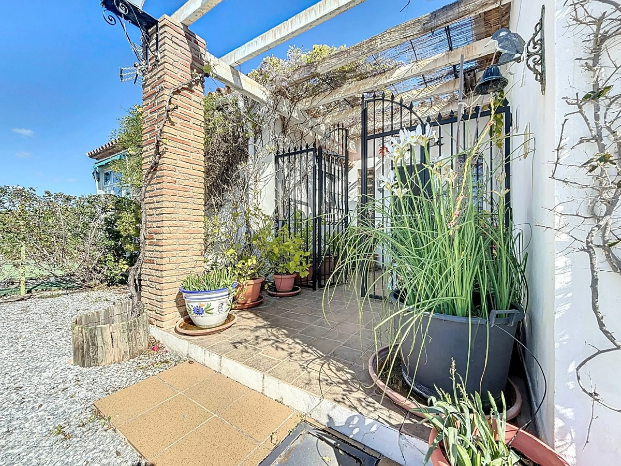 Nestled in the gentle hills of Canillas de Aceituno, this inviting chalet is a true retreat for nature lovers, those seeking peace, and families alike. Surrounded by approximately 5,000 m2 of private land, it offers breathtaking panoramic views of the uns