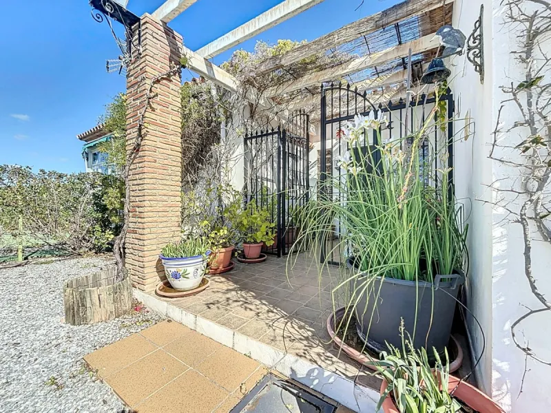 Nestled in the gentle hills of Canillas de Aceituno, this inviting chalet is a true retreat for nature lovers, those seeking peace, and families alike. Surrounded by approximately 5,000 m2 of private land, it offers breathtaking panoramic views of the uns