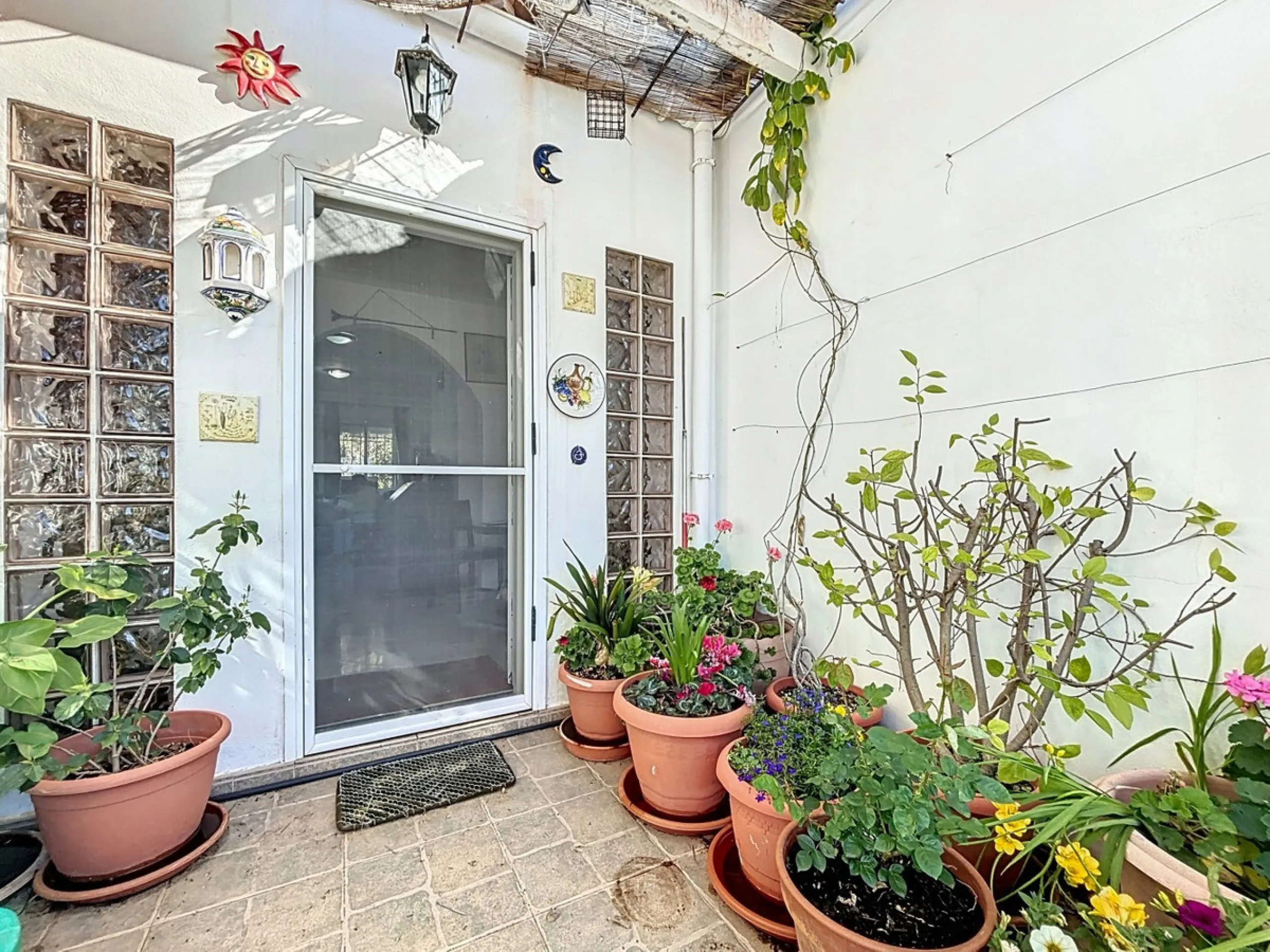 Nestled in the gentle hills of Canillas de Aceituno, this inviting chalet is a true retreat for nature lovers, those seeking peace, and families alike. Surrounded by approximately 5,000 m2 of private land, it offers breathtaking panoramic views of the uns