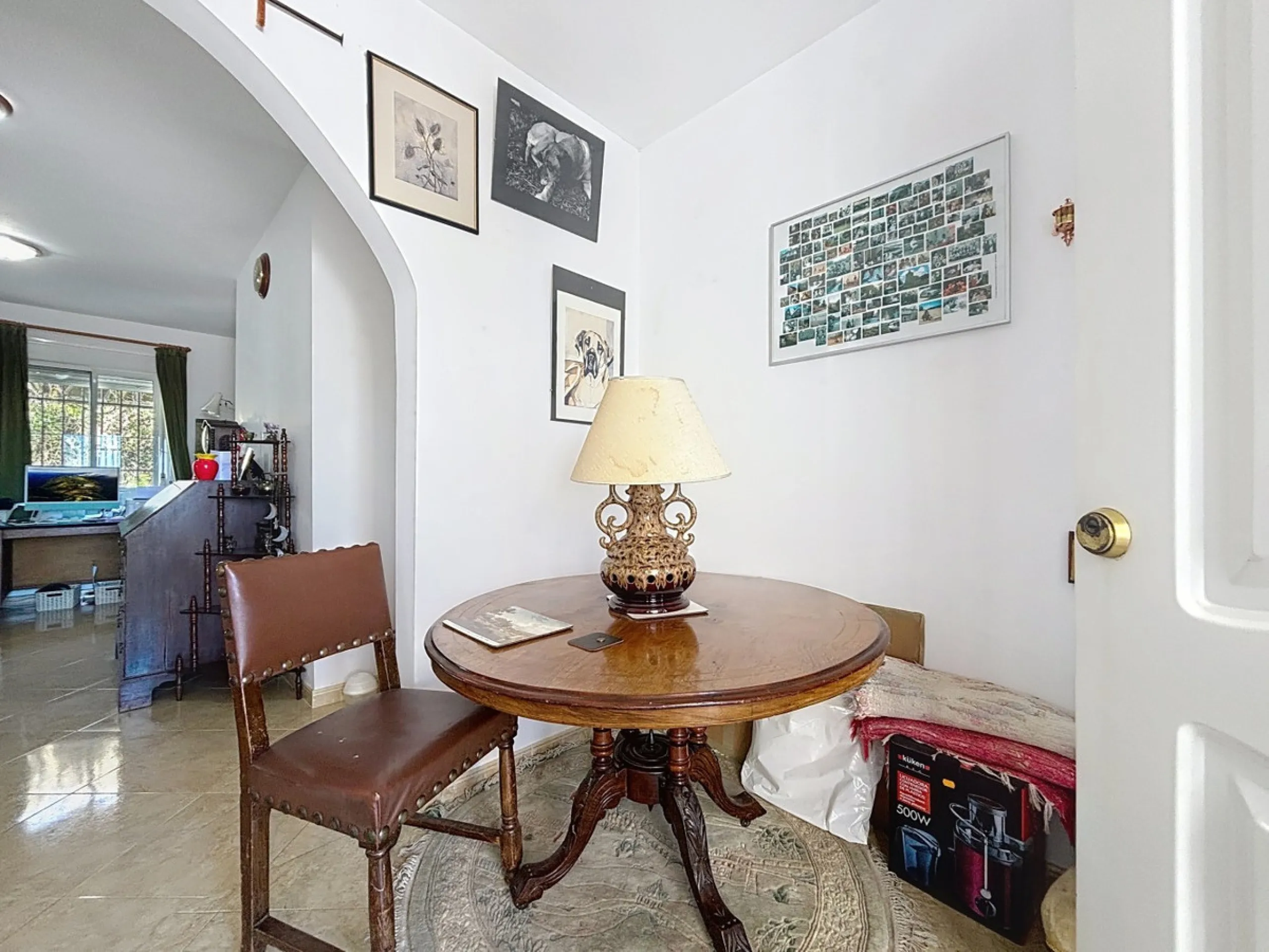 Nestled in the gentle hills of Canillas de Aceituno, this inviting chalet is a true retreat for nature lovers, those seeking peace, and families alike. Surrounded by approximately 5,000 m2 of private land, it offers breathtaking panoramic views of the uns