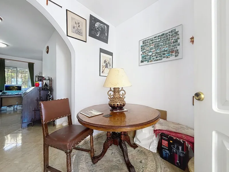 Nestled in the gentle hills of Canillas de Aceituno, this inviting chalet is a true retreat for nature lovers, those seeking peace, and families alike. Surrounded by approximately 5,000 m2 of private land, it offers breathtaking panoramic views of the uns