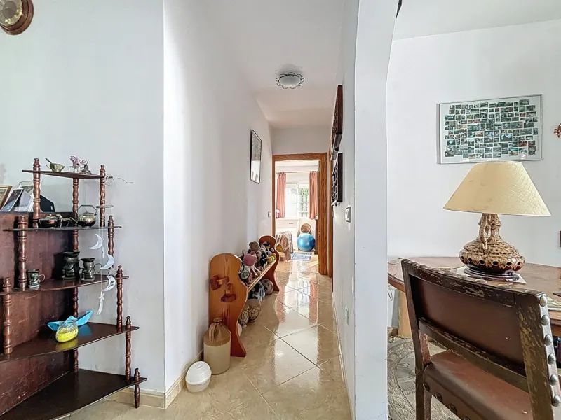 Nestled in the gentle hills of Canillas de Aceituno, this inviting chalet is a true retreat for nature lovers, those seeking peace, and families alike. Surrounded by approximately 5,000 m2 of private land, it offers breathtaking panoramic views of the uns