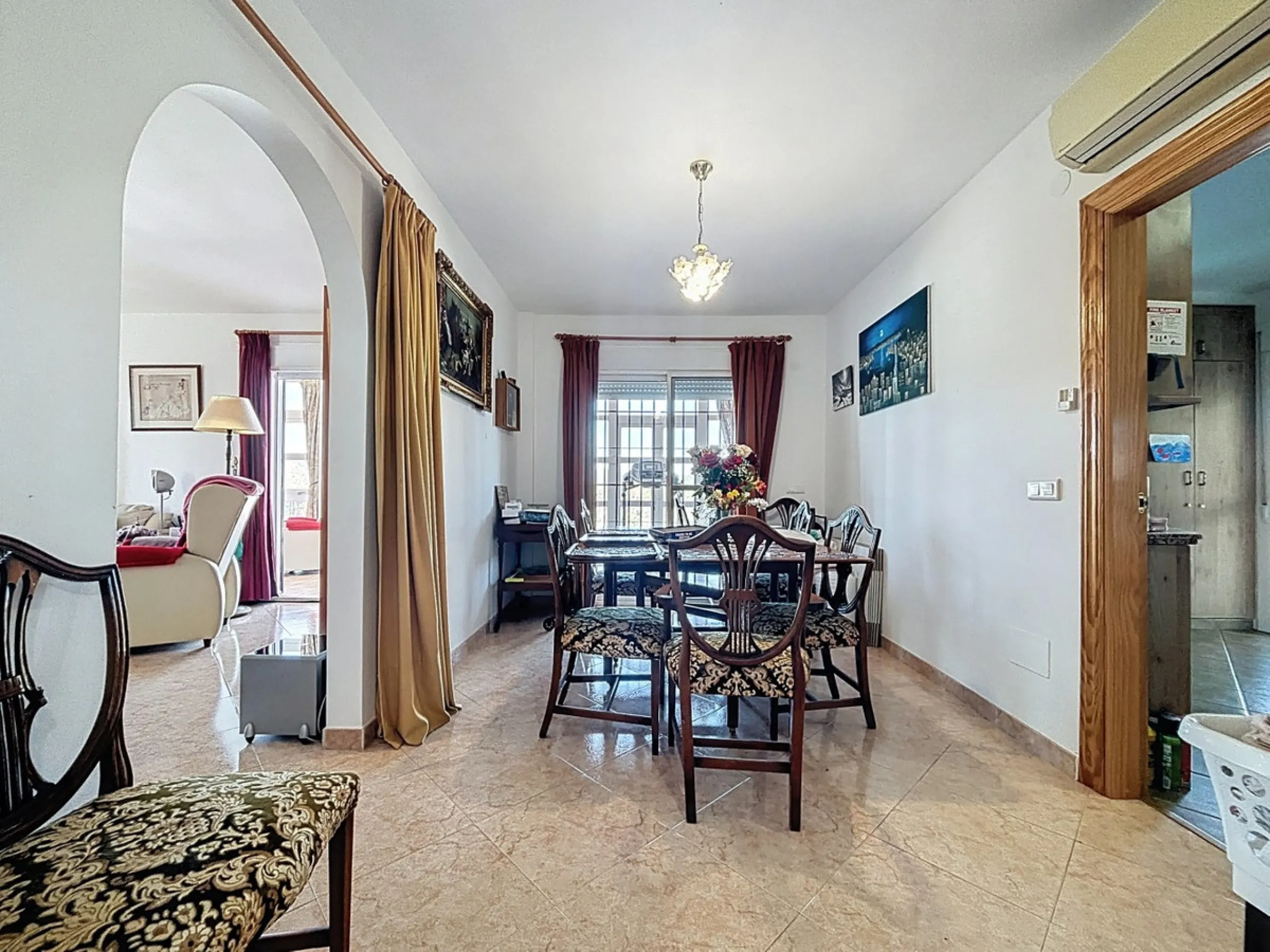 Nestled in the gentle hills of Canillas de Aceituno, this inviting chalet is a true retreat for nature lovers, those seeking peace, and families alike. Surrounded by approximately 5,000 m2 of private land, it offers breathtaking panoramic views of the uns
