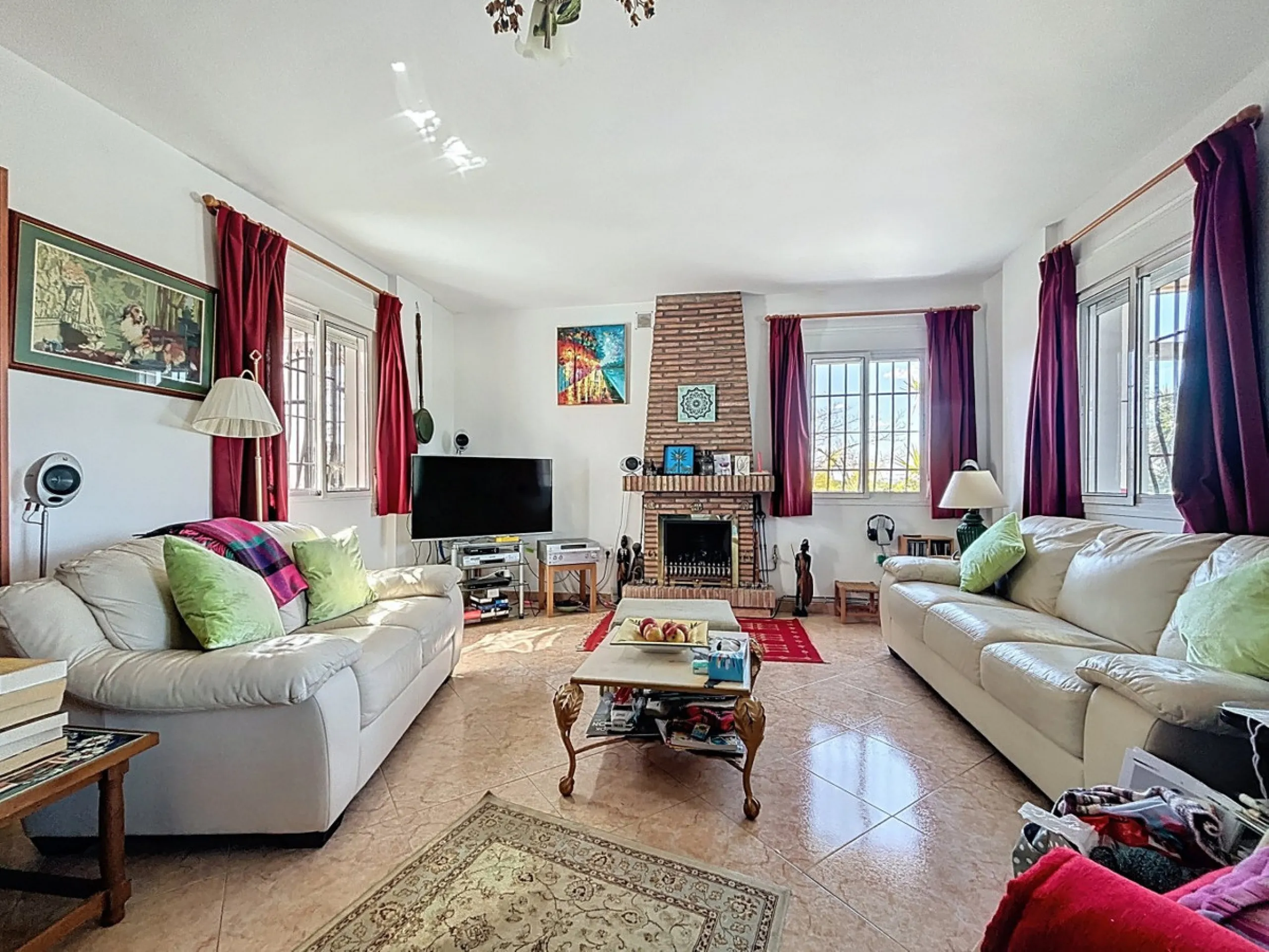 Nestled in the gentle hills of Canillas de Aceituno, this inviting chalet is a true retreat for nature lovers, those seeking peace, and families alike. Surrounded by approximately 5,000 m2 of private land, it offers breathtaking panoramic views of the uns