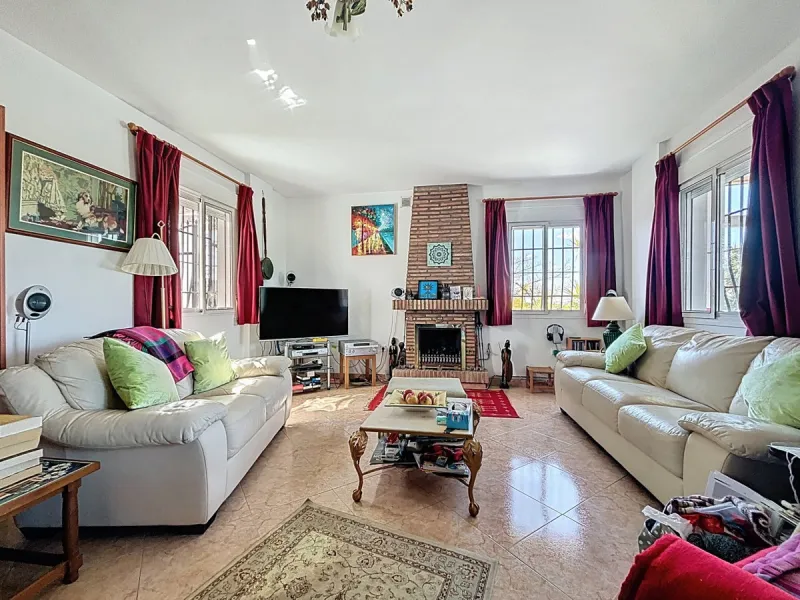 Nestled in the gentle hills of Canillas de Aceituno, this inviting chalet is a true retreat for nature lovers, those seeking peace, and families alike. Surrounded by approximately 5,000 m2 of private land, it offers breathtaking panoramic views of the uns