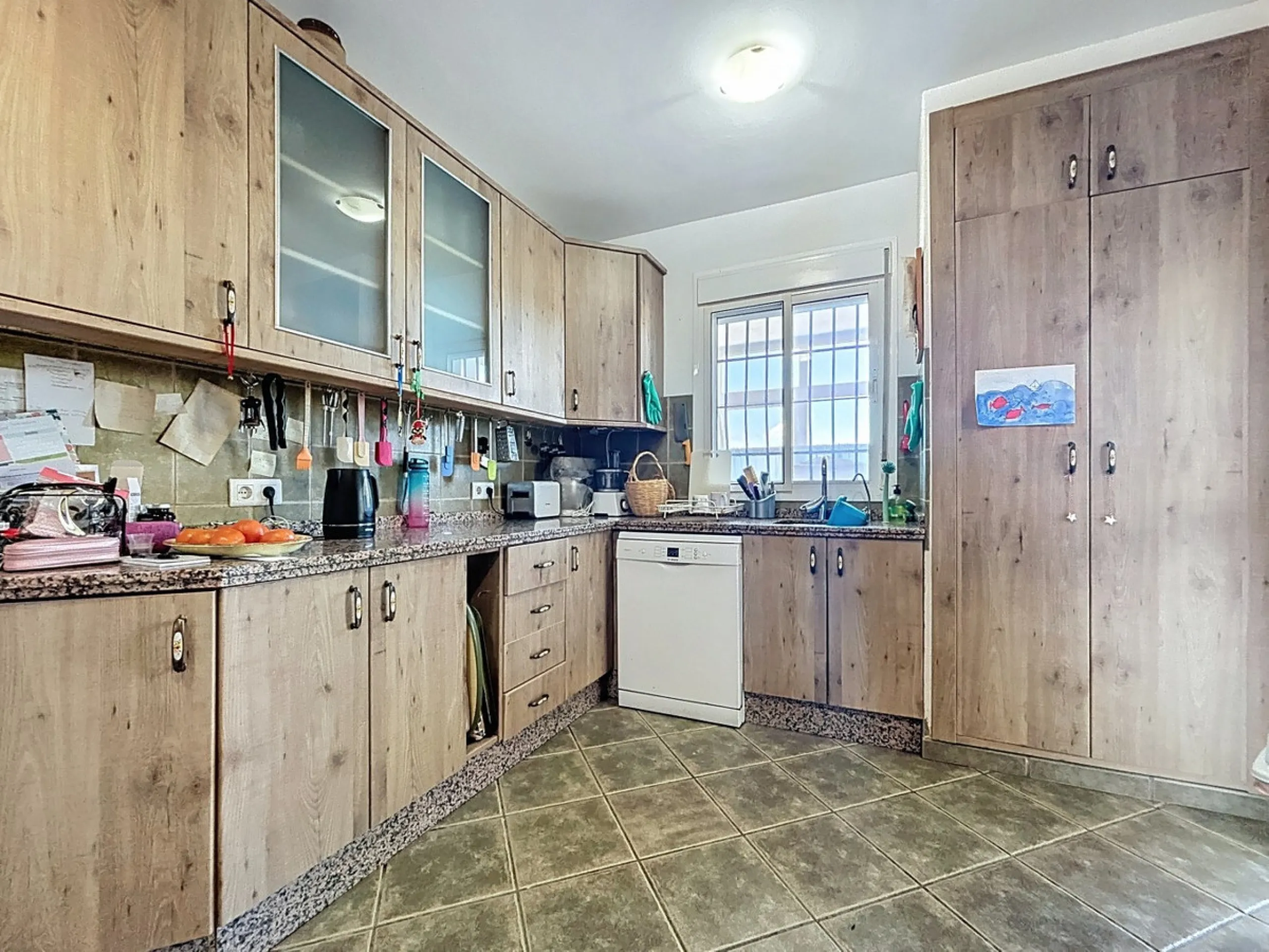 Nestled in the gentle hills of Canillas de Aceituno, this inviting chalet is a true retreat for nature lovers, those seeking peace, and families alike. Surrounded by approximately 5,000 m2 of private land, it offers breathtaking panoramic views of the uns