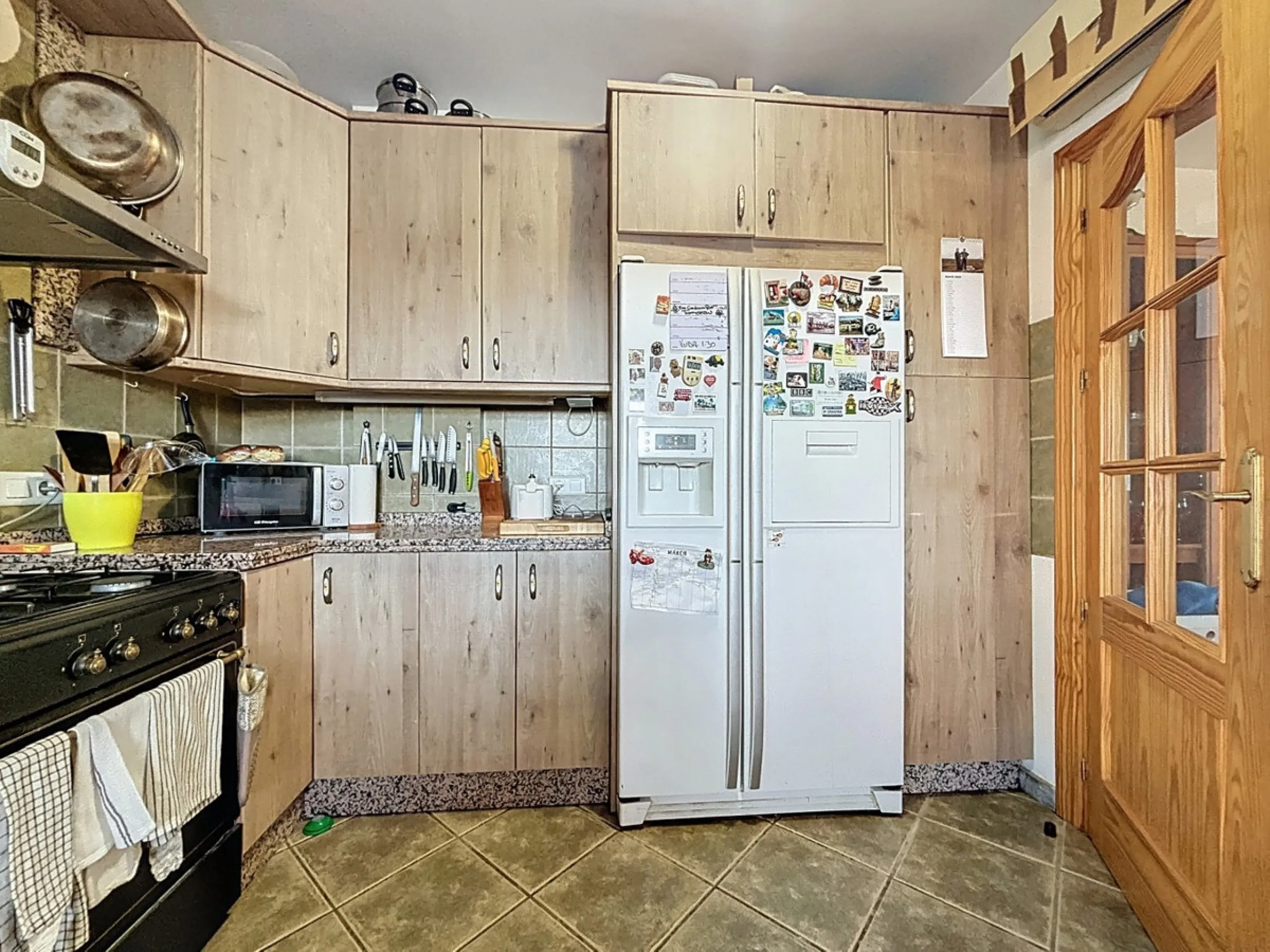 Nestled in the gentle hills of Canillas de Aceituno, this inviting chalet is a true retreat for nature lovers, those seeking peace, and families alike. Surrounded by approximately 5,000 m2 of private land, it offers breathtaking panoramic views of the uns