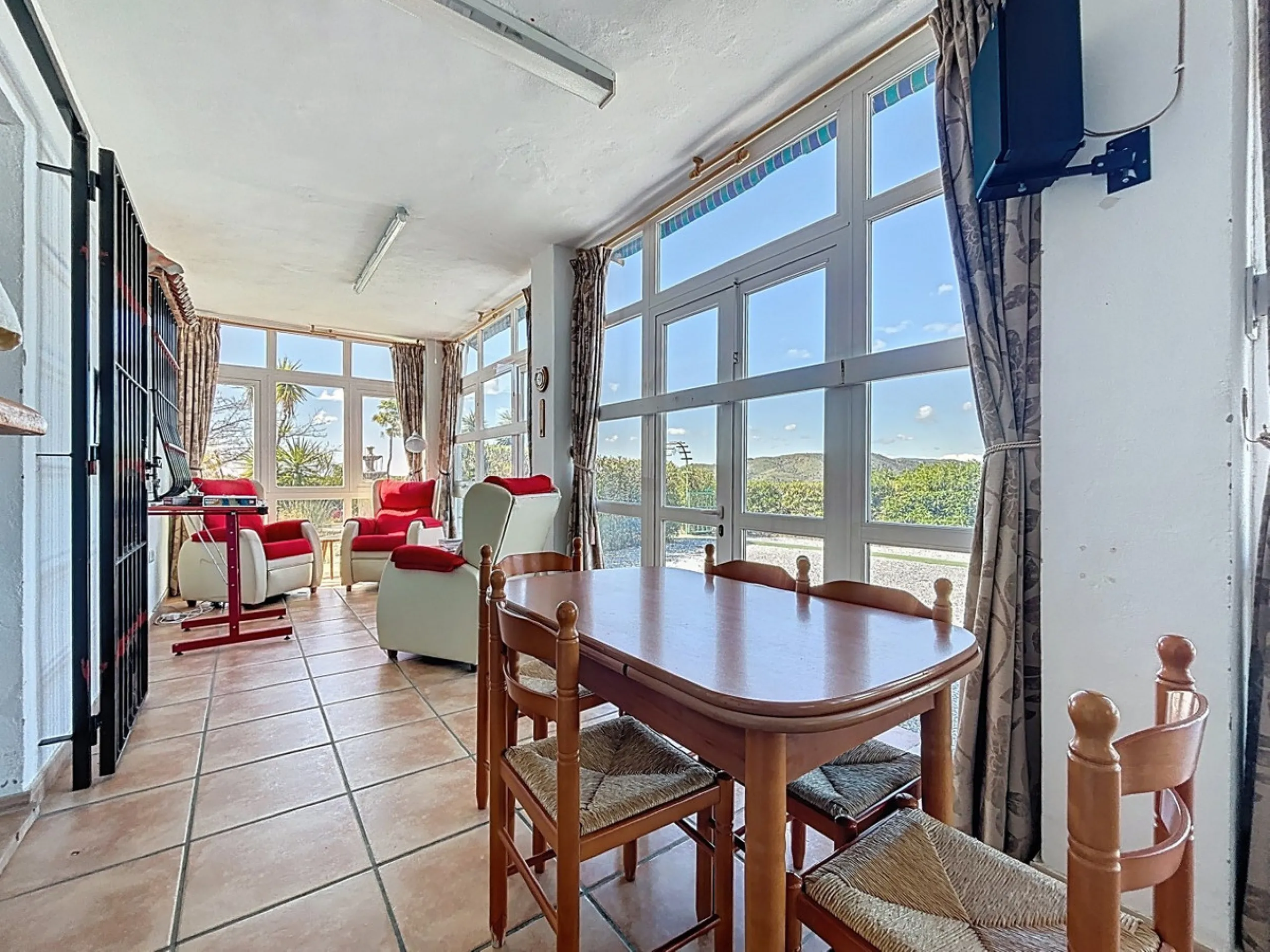 Nestled in the gentle hills of Canillas de Aceituno, this inviting chalet is a true retreat for nature lovers, those seeking peace, and families alike. Surrounded by approximately 5,000 m2 of private land, it offers breathtaking panoramic views of the uns