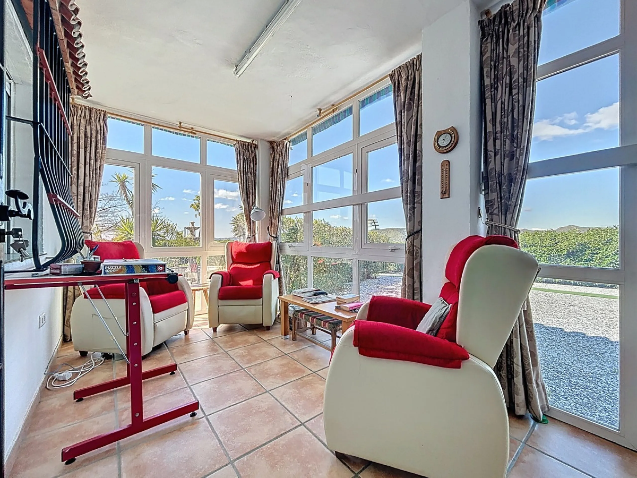 Nestled in the gentle hills of Canillas de Aceituno, this inviting chalet is a true retreat for nature lovers, those seeking peace, and families alike. Surrounded by approximately 5,000 m2 of private land, it offers breathtaking panoramic views of the uns