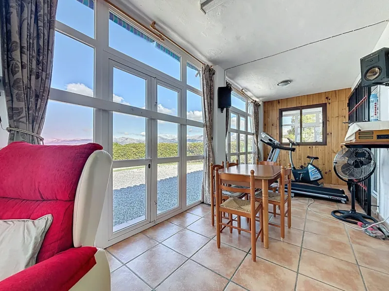 Nestled in the gentle hills of Canillas de Aceituno, this inviting chalet is a true retreat for nature lovers, those seeking peace, and families alike. Surrounded by approximately 5,000 m2 of private land, it offers breathtaking panoramic views of the uns