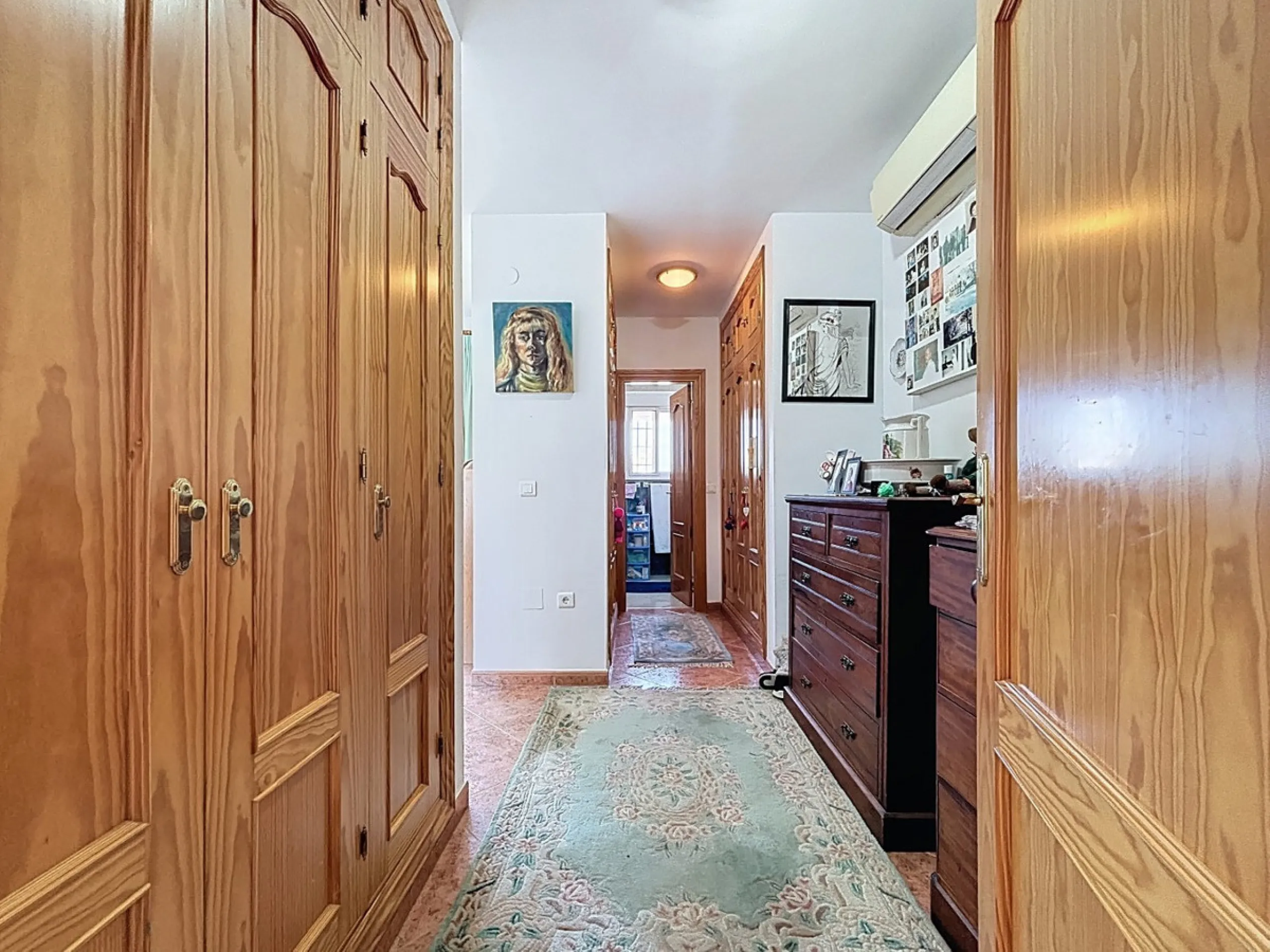 Nestled in the gentle hills of Canillas de Aceituno, this inviting chalet is a true retreat for nature lovers, those seeking peace, and families alike. Surrounded by approximately 5,000 m2 of private land, it offers breathtaking panoramic views of the uns