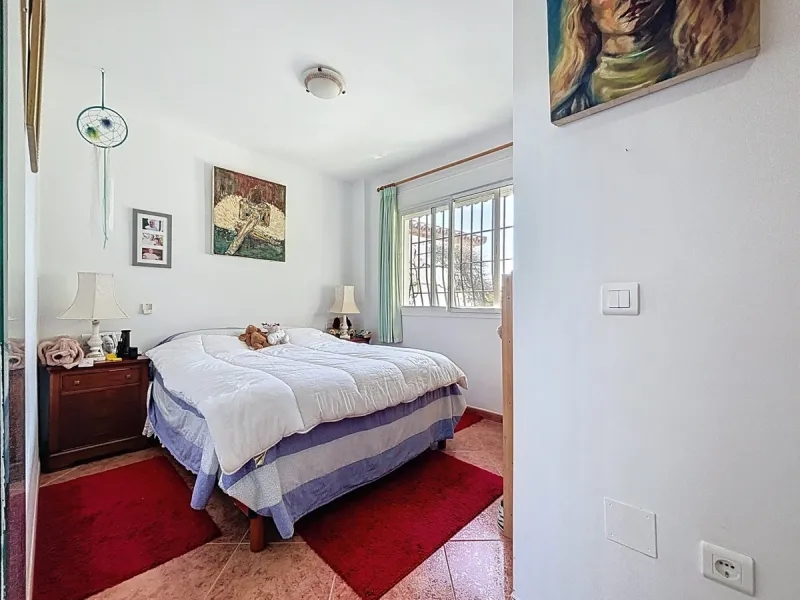 Nestled in the gentle hills of Canillas de Aceituno, this inviting chalet is a true retreat for nature lovers, those seeking peace, and families alike. Surrounded by approximately 5,000 m2 of private land, it offers breathtaking panoramic views of the uns