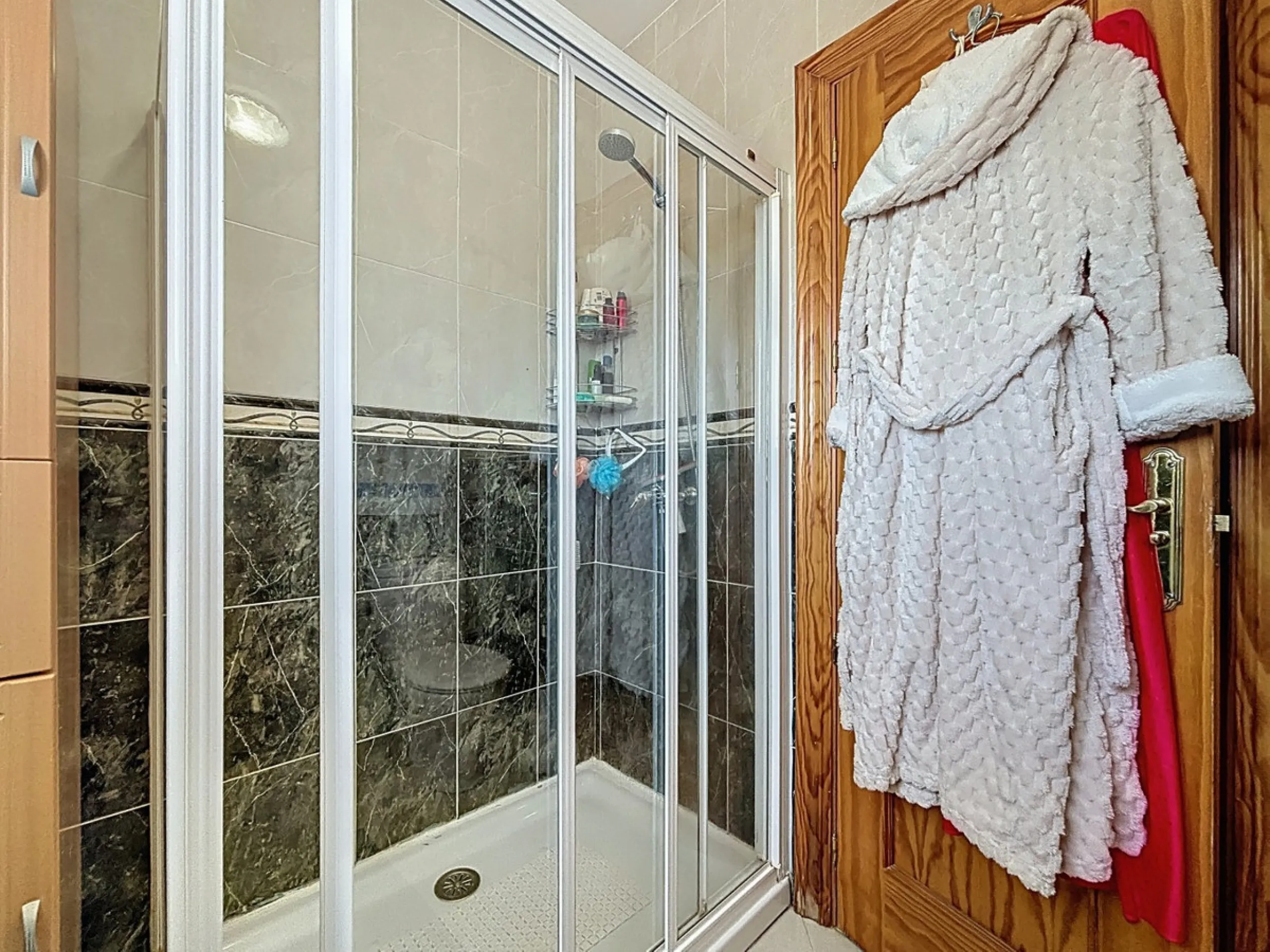 Nestled in the gentle hills of Canillas de Aceituno, this inviting chalet is a true retreat for nature lovers, those seeking peace, and families alike. Surrounded by approximately 5,000 m2 of private land, it offers breathtaking panoramic views of the uns